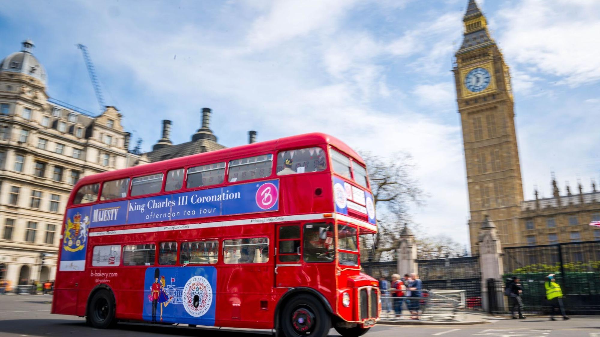 Typisch London: Es gibt nicht viel, das die britische Hauptstadt ikonischer symbolisiert als rote Doppeldecker-Buss vor dem Elizabeth Tower mit der weltberühmten Glocke «Big Ben».