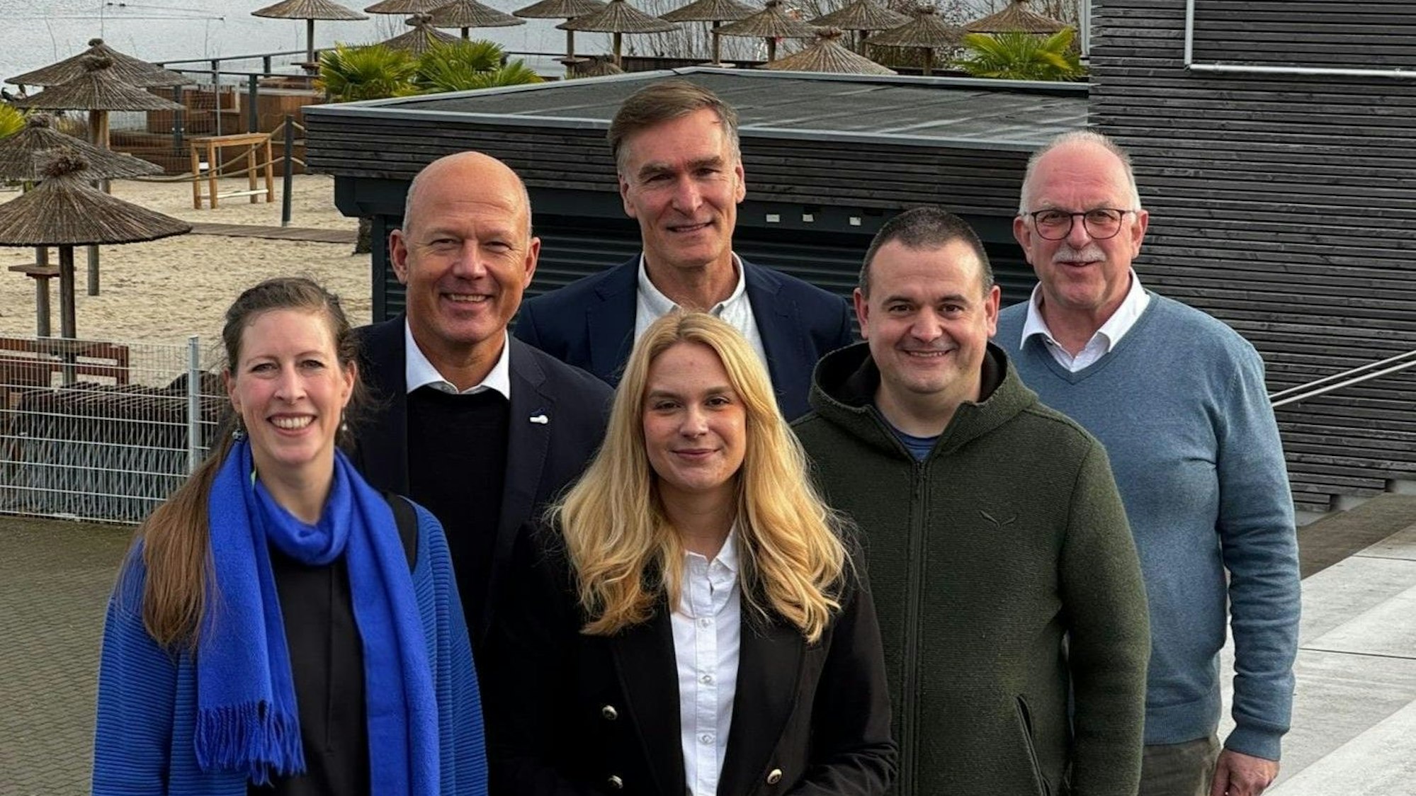 Vier Männer und zwei Frauen stehen am Ufer des Zülpicher Wassersportsees.