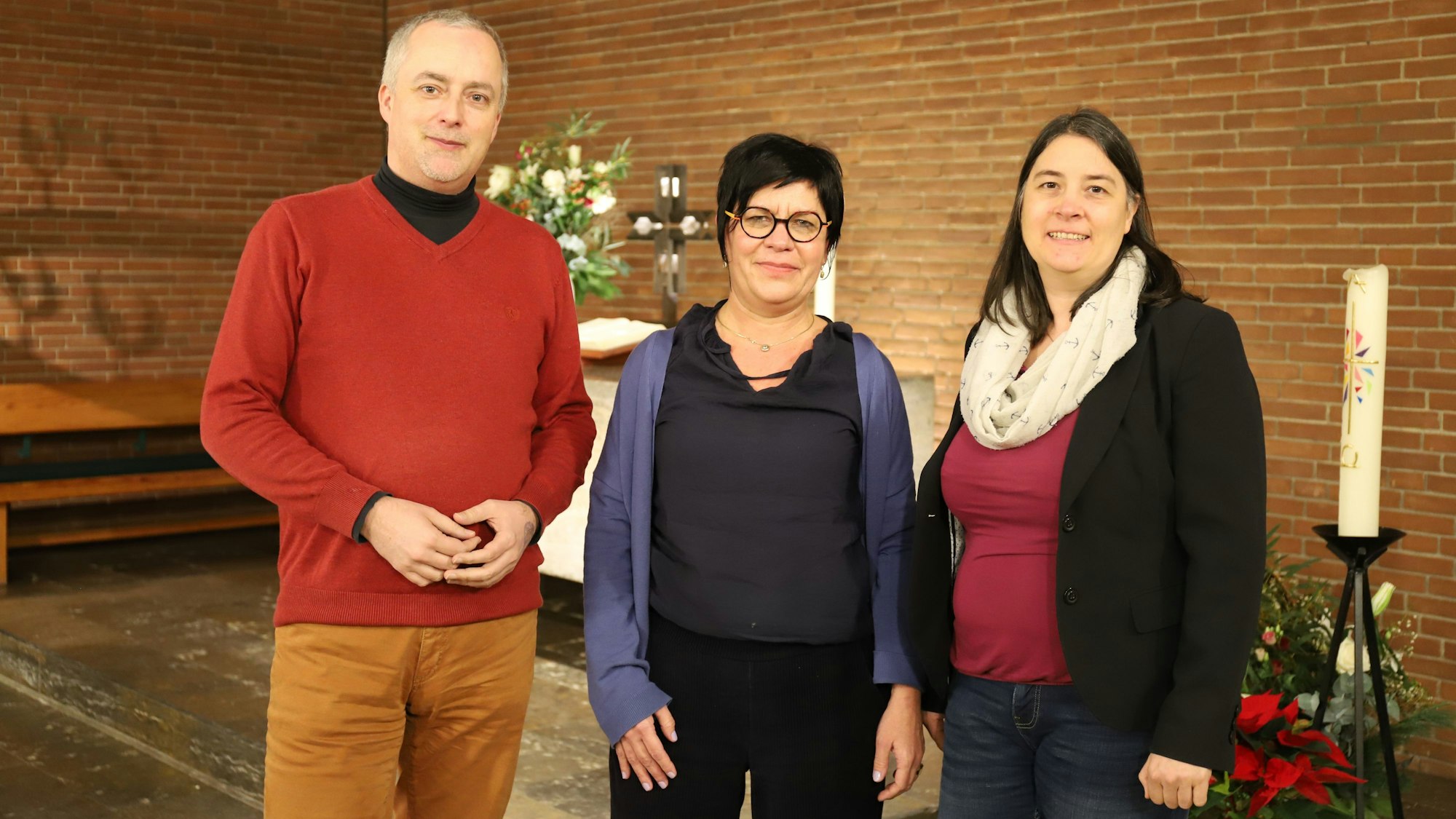 Die evangelischen Kirhcengemeinden Hennef und Uckerath fusionieren mit einem Gottesdienst am 3. Januar. V.l.: Pfarrer Stefan Heinemann, Presbyteriumsvorsitzende Heike Kirchhoff und Pfarrerin Ann-Kathrin Bieling.