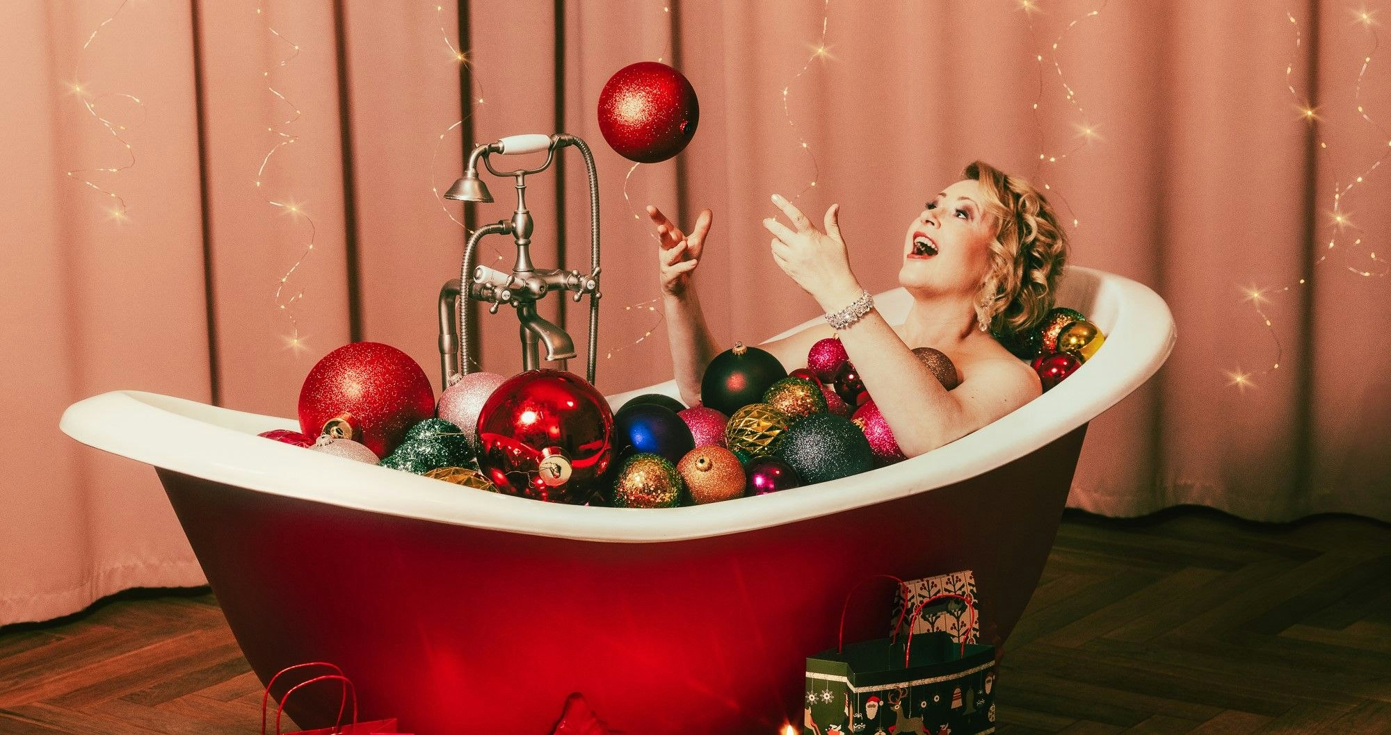 Karin Bachner „badet“ auf dem Cover ihres Weihnachtsalbums.