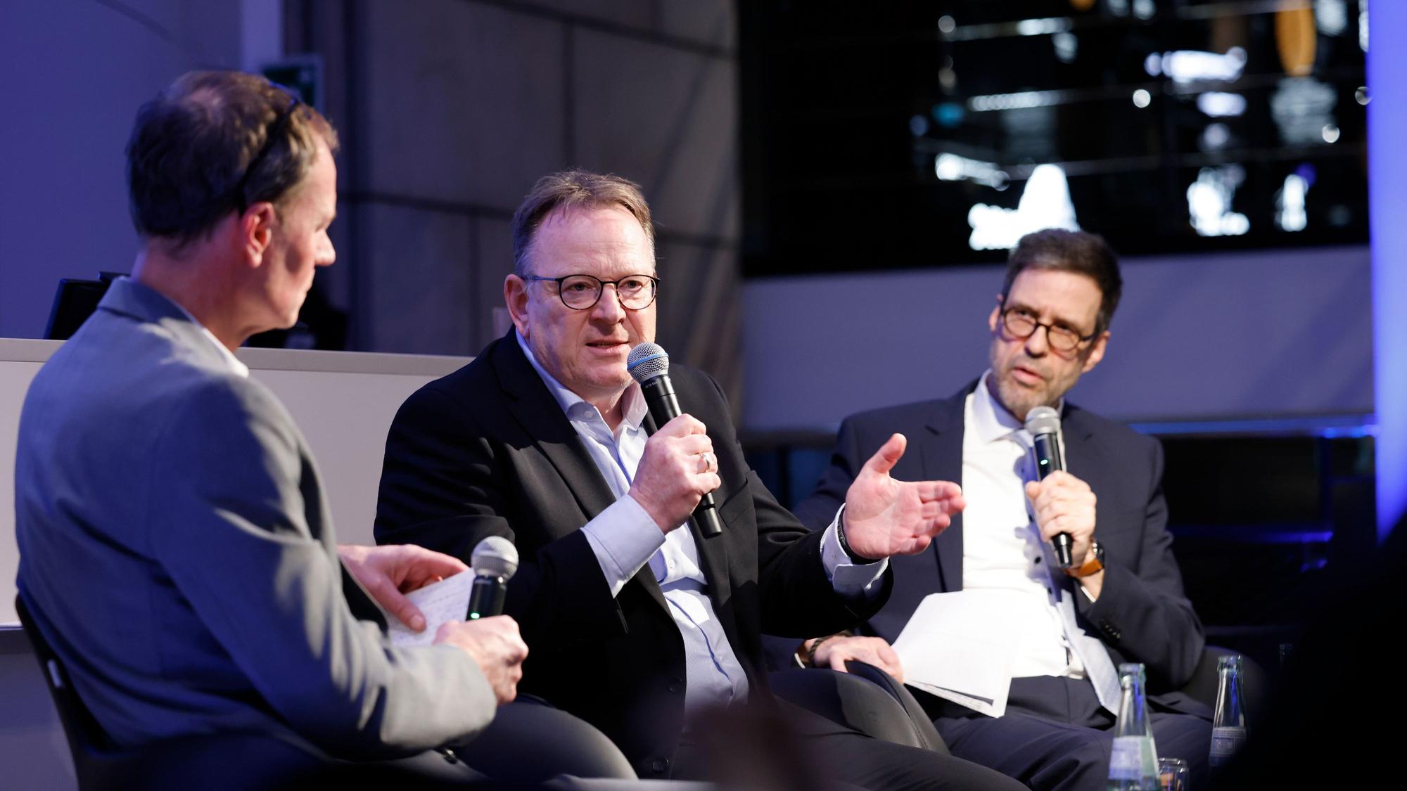 Nahm sich Zeit: OB Torsten Burmester (M.) im Gespräch mit Rundschau-Lokalchef Jens Meifert (l.) und dem stellvertretenden Redaktionsleiter Ingo Schmitz.
