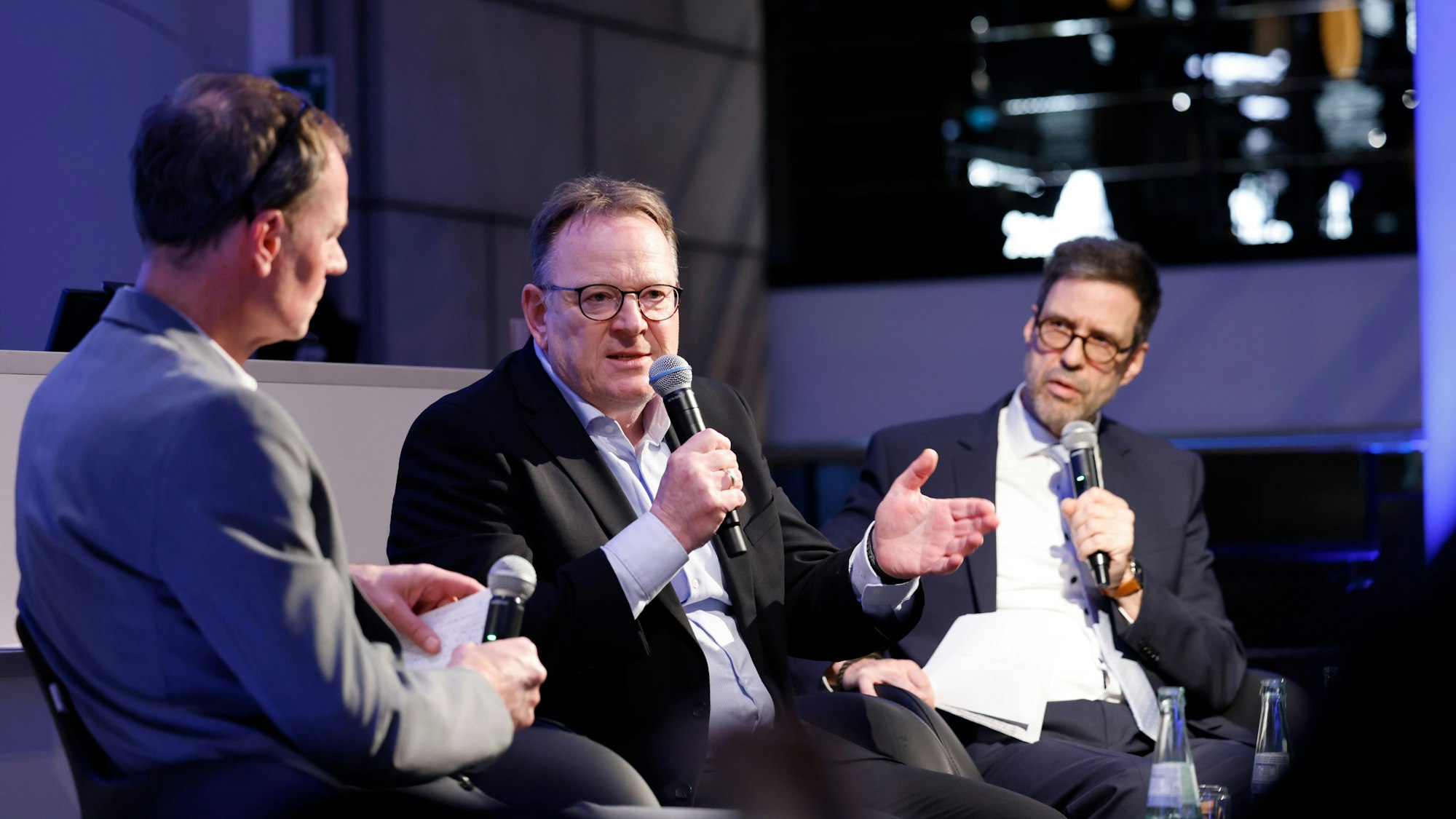 Nahm sich Zeit: OB Torsten Burmester (M.) im Gespräch mit Rundschau-Lokalchef Jens Meifert (l.) und dem stellvertretenden Redaktionsleiter Ingo Schmitz.