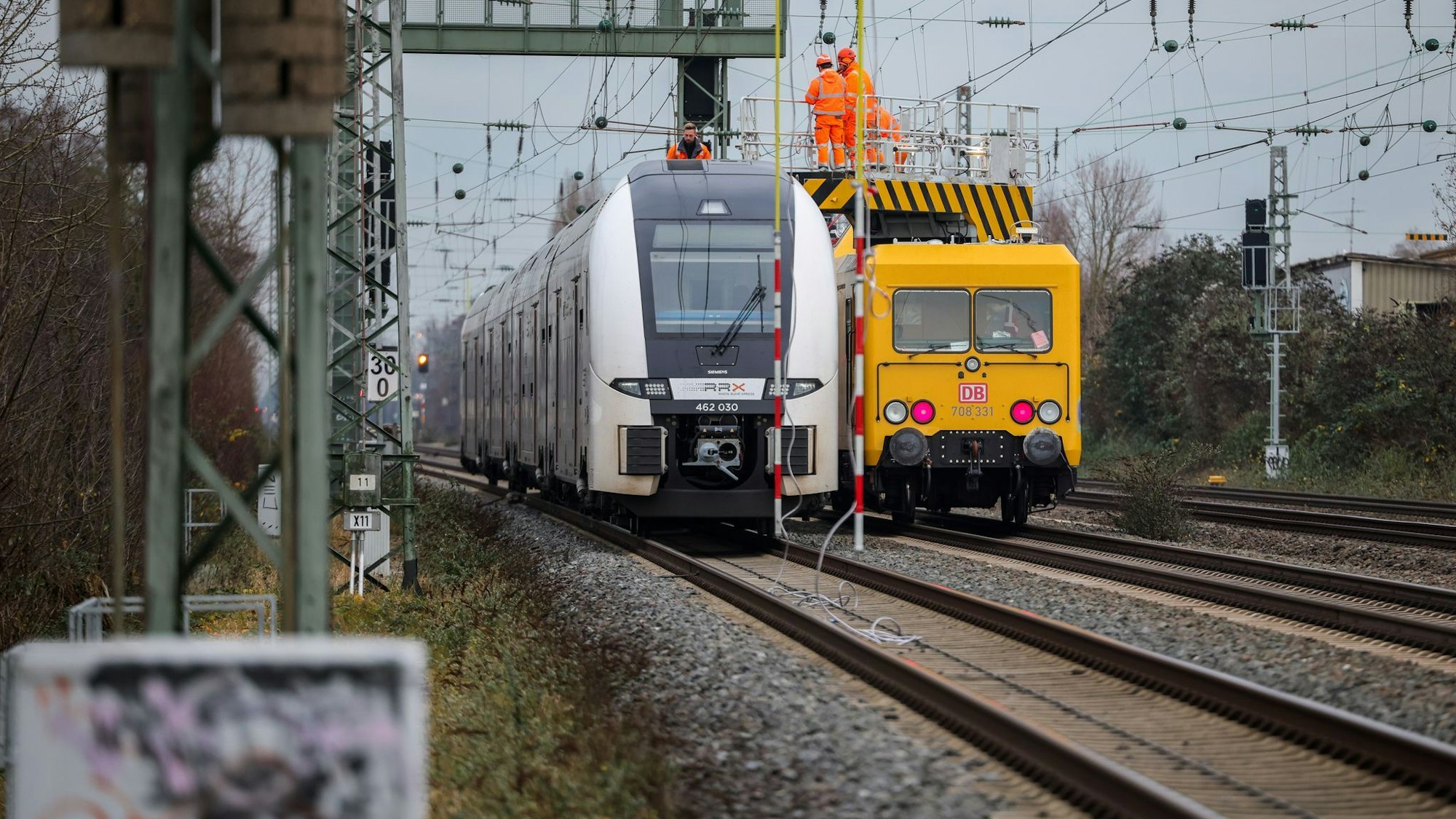 Am Mittwoch war die Strecke Düsseldorf-Köln stundenlang gesperrt - inzwischen läuft der Verkehr wieder. (Archivbild)