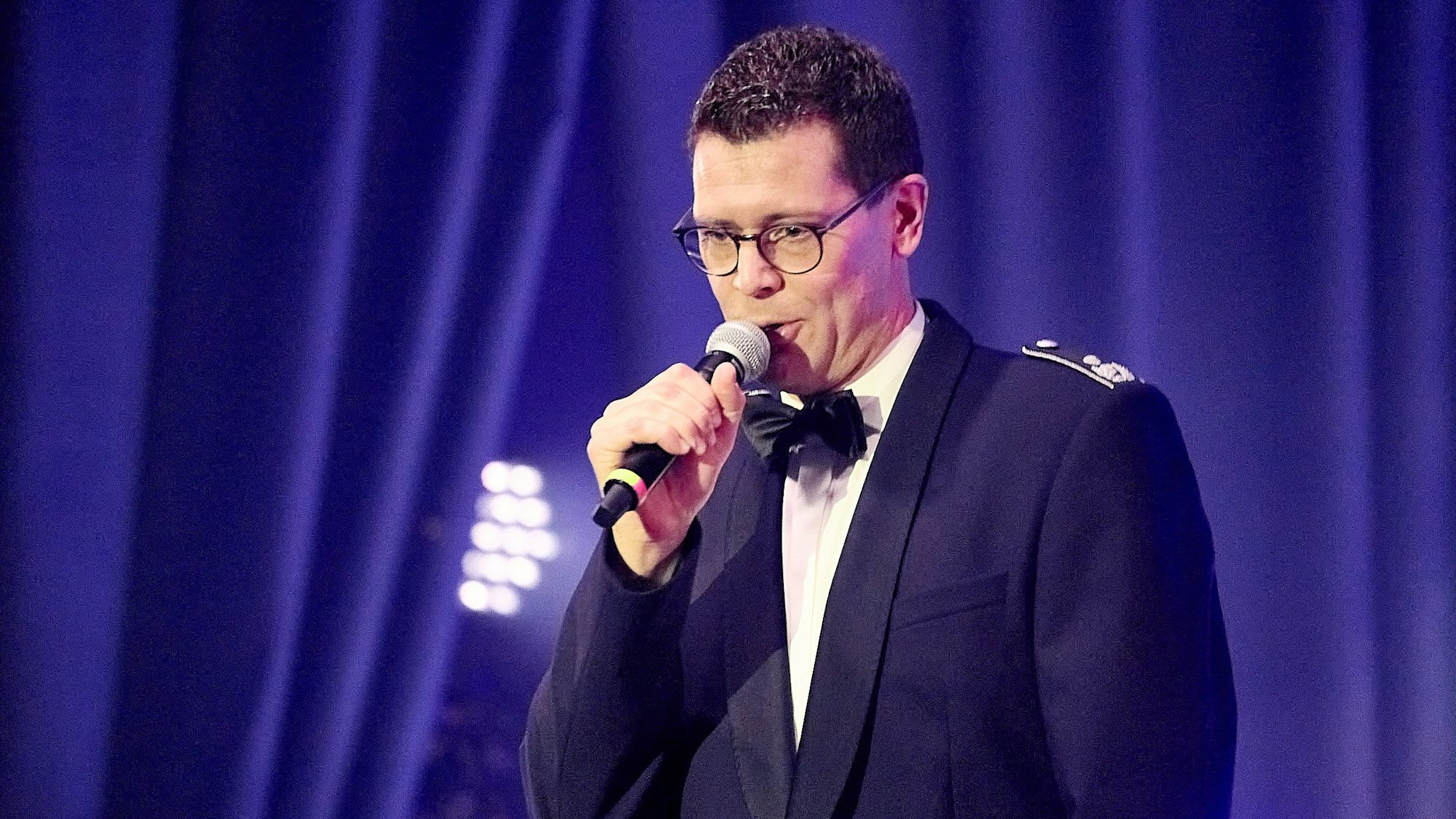 Oberstleutnant Tobias Terhardt spricht in ein Mikrofon.