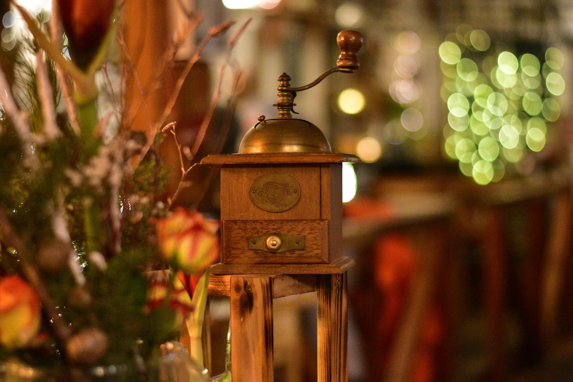 Gemütlichkeit zwischen Kaffeemühlen. Anke Büchling sammelt die Dekostücke in ihrer Bauernschänke.