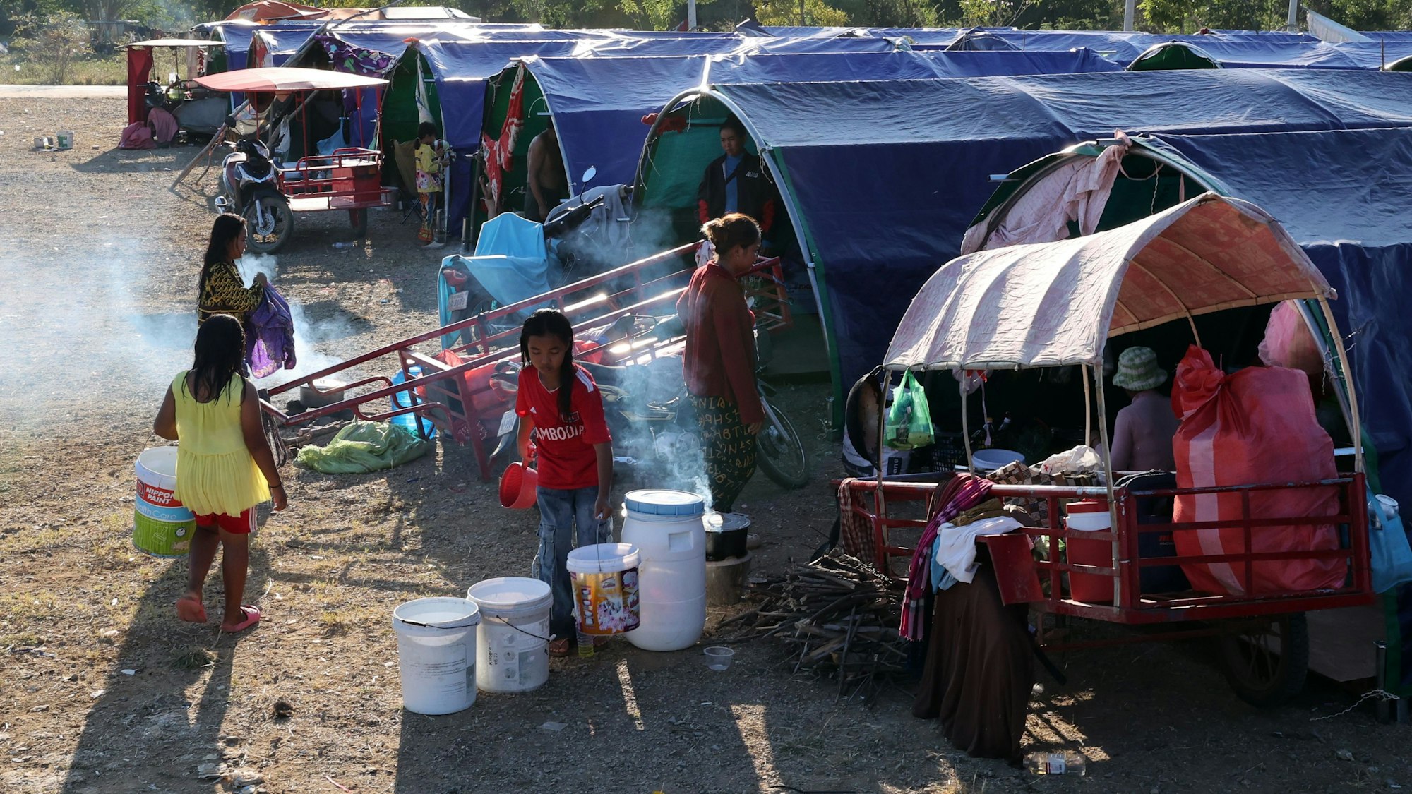 Kambodschanische Evakuierte leben in behelfsmäßigen Zelten in der Stadt Serei Saophoan, Provinz Banteay Meanchey.