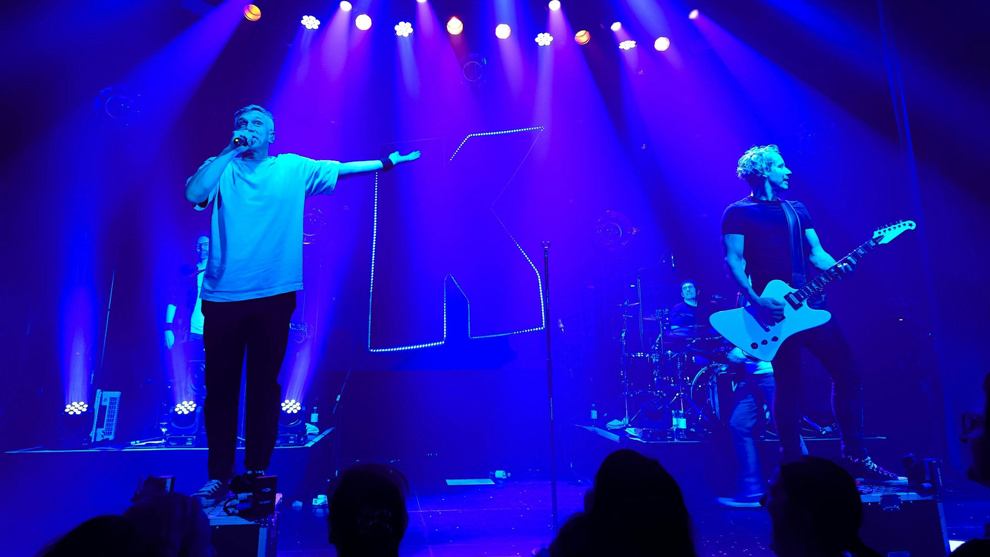 Alle Jahre wieder: Sänger Bastian Campmann (l.) und Gitarrist Flo Peiler bei ihren „Jahresabschlusskonzerten“ im Gloria.