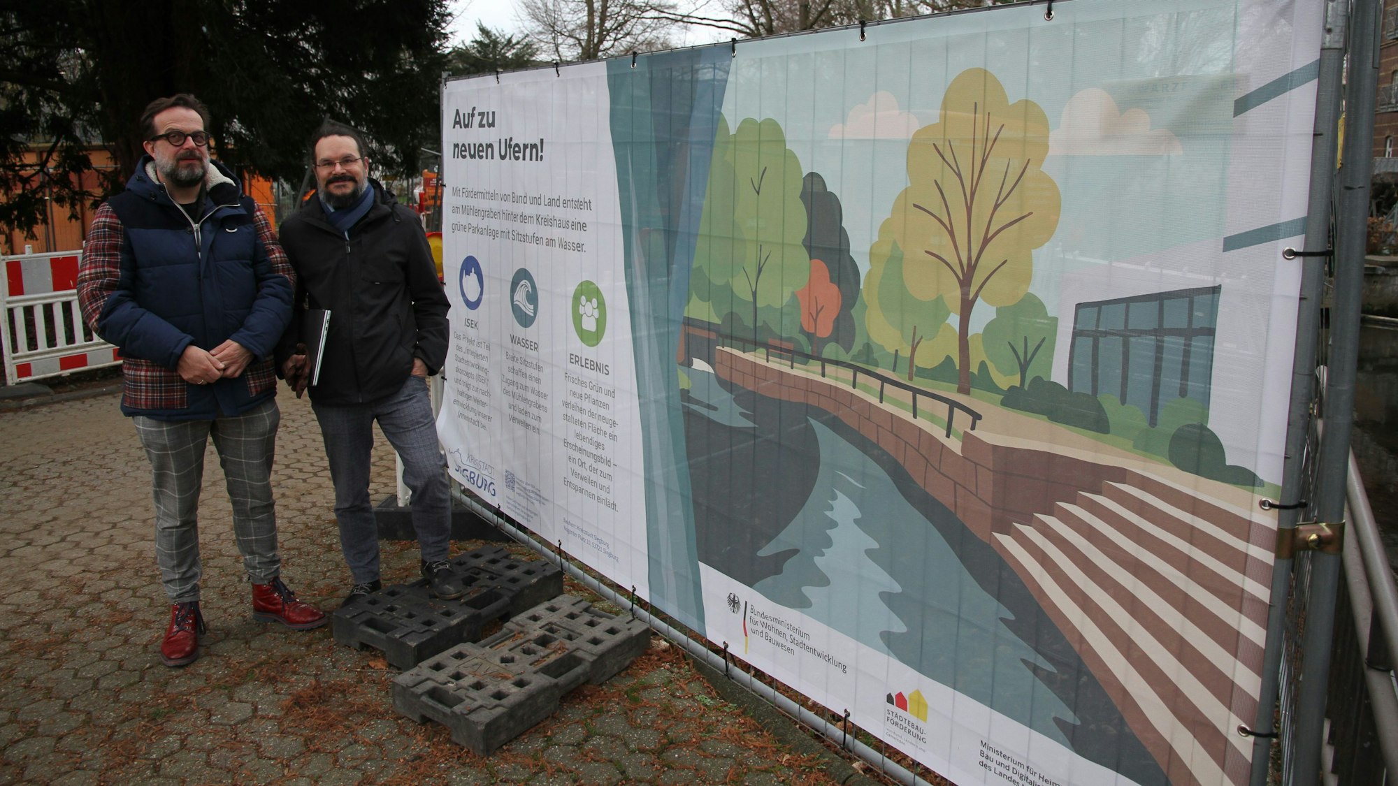 Baustelle für eine Sitztreppenanlage am Mühlengraben, von links: Technischer Beigeordneter Stephan Marks und Leiter des Planungsamts Fabian Löbach