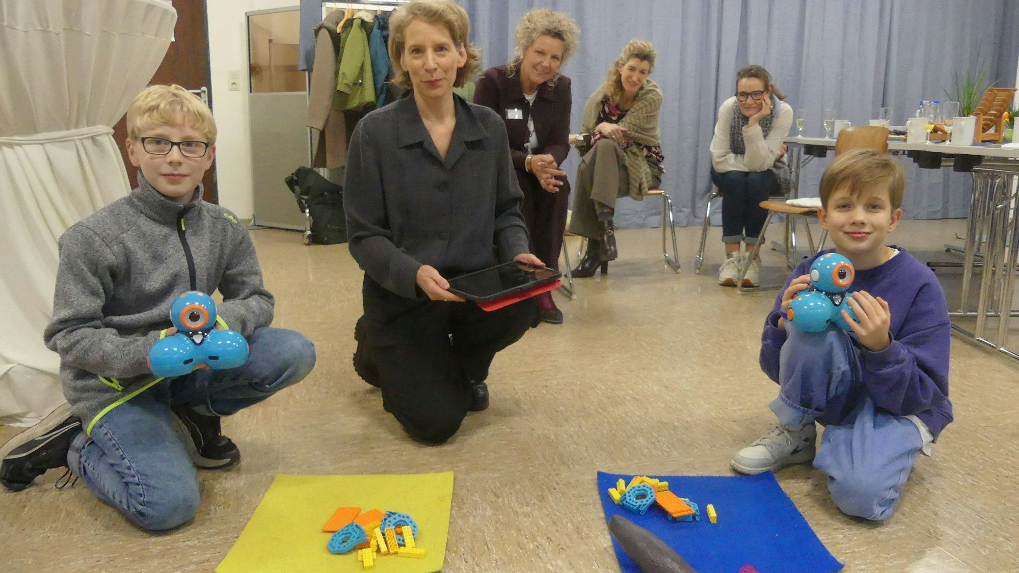 Simon (l) und Bo demonstrierten die Müllroboter. Irena von Boxberg (v.l.), Barbara Heumann, Susanne Ohmsen und Vera Grimm schauten zu. Foto: Rösgen
