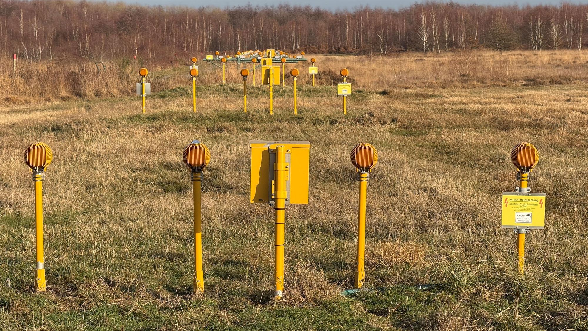 Die Wanderung führt quer über die Anflugschneise einer der drei Landebahnen des Flughafens.
