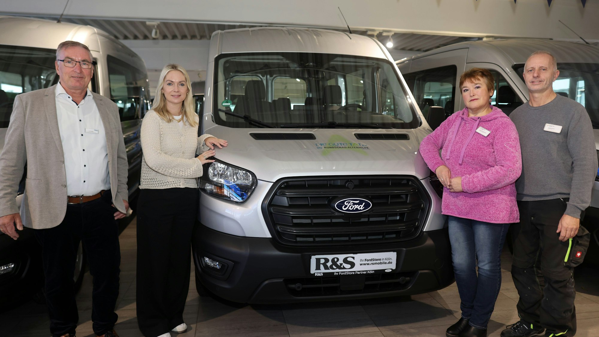 Für Die Kette e.V. nahmen Raissa Konstantinova und Thomas Blum den Ford Transit von Julia Heinen (Rundschau-Altenhilfe) und Klaus Schneider (R & S Mobile) entgegen.