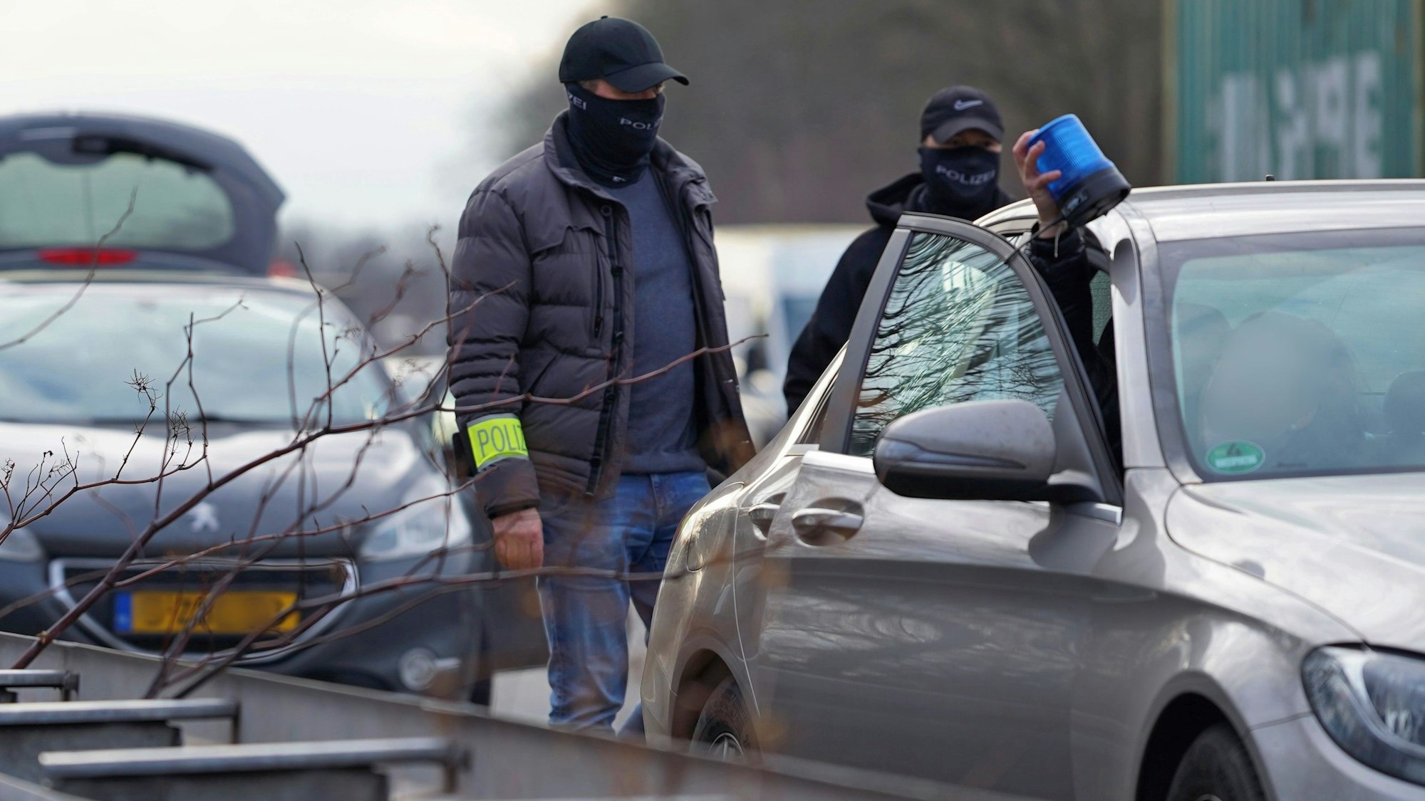 Leverkusen: Polizisten in Zivil und mit schwarzen Gesichtsmasken haben ein Fahrzeug mit einem niederländischen Kennzeichen (hinten) zwischen Köln und Leverkusen gestoppt.