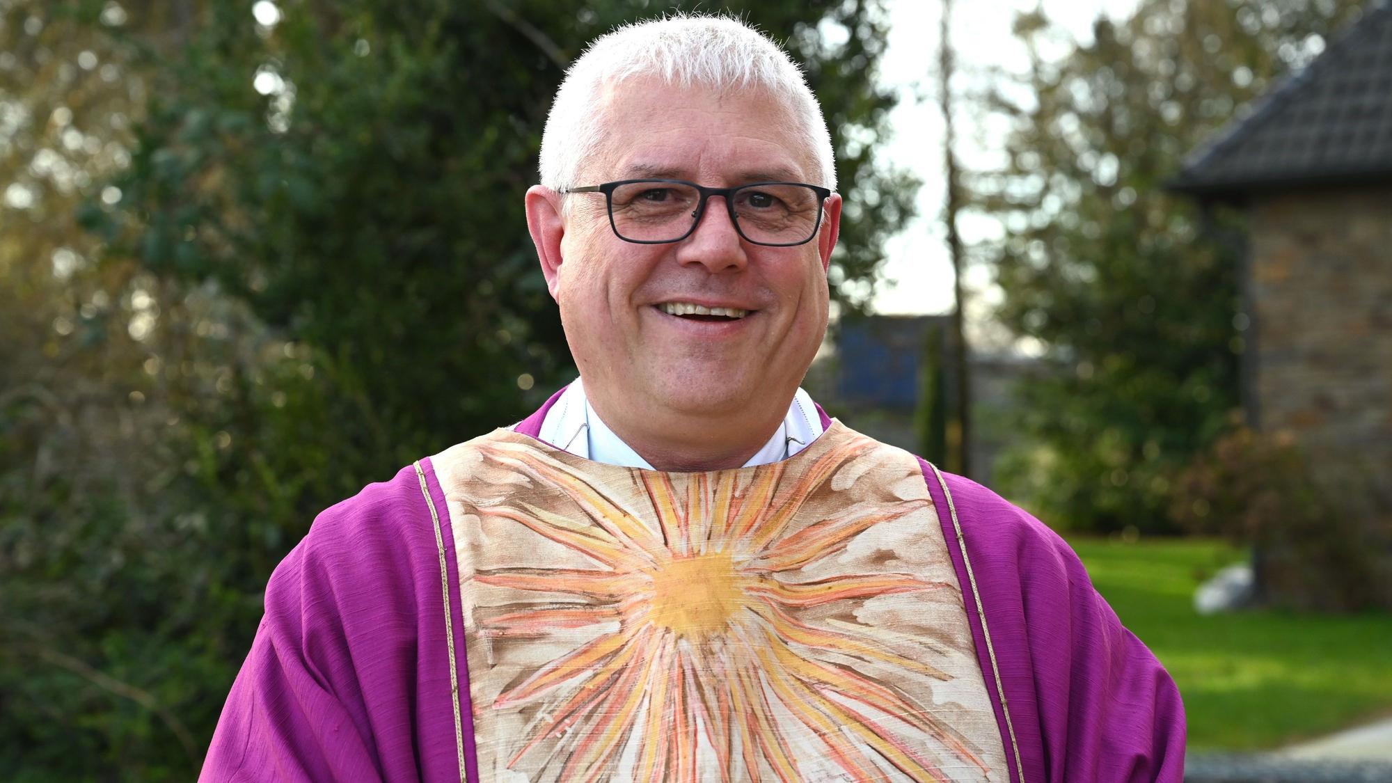 Ein katholischer Priester in violettem Gewand.