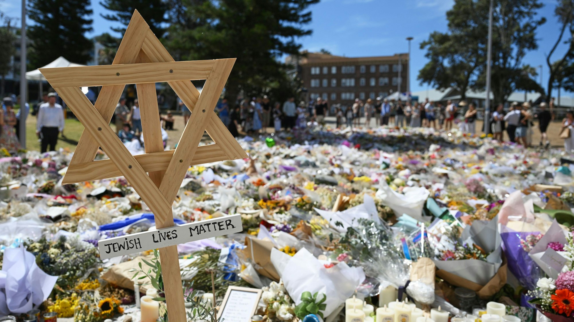 Sydney: Ein Blumenschmuck vor dem Bondi Pavilion am Bondi Beach in Sydney.