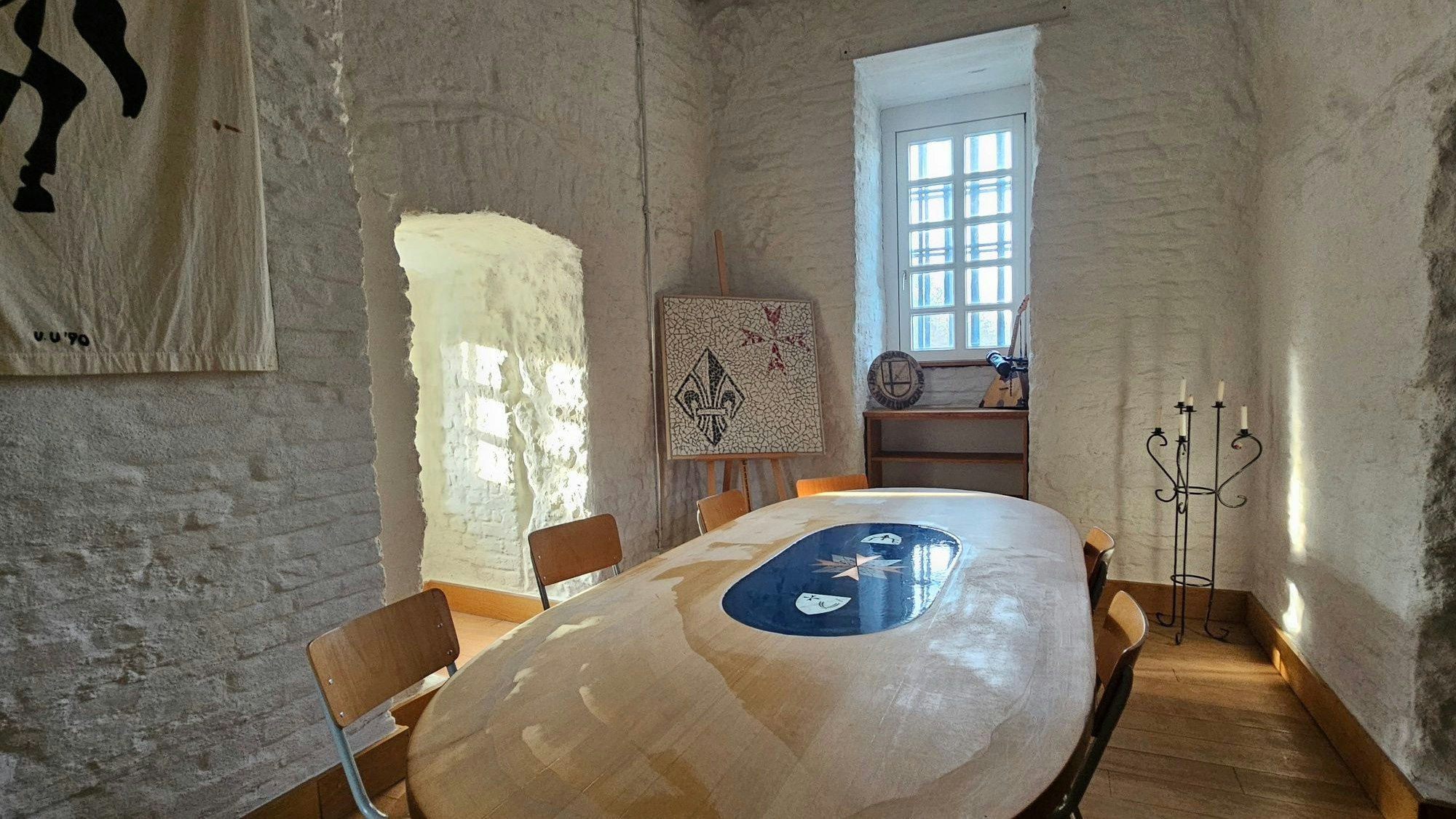 Zu sehen ist ein weiß getünchter Raum im Aachener Tor.