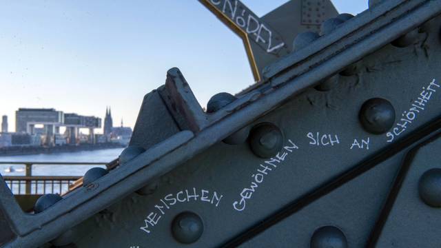 Das Bild zeigt einen kleinen Teil der Südbrücke. Im Hintergrund sind die Kranhäuser und der Kölner Dom zu sehen.