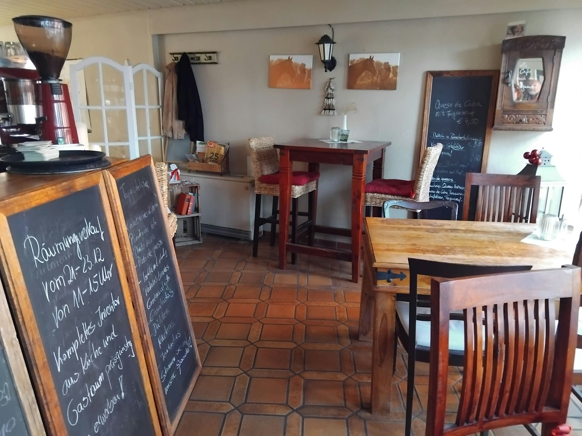 Der Räumungsverkauf ist erstmal abgesagt. Ein neuer Betreiber könnte die komplette Tapas-Bar samt Stammkundschaft übernehmen.