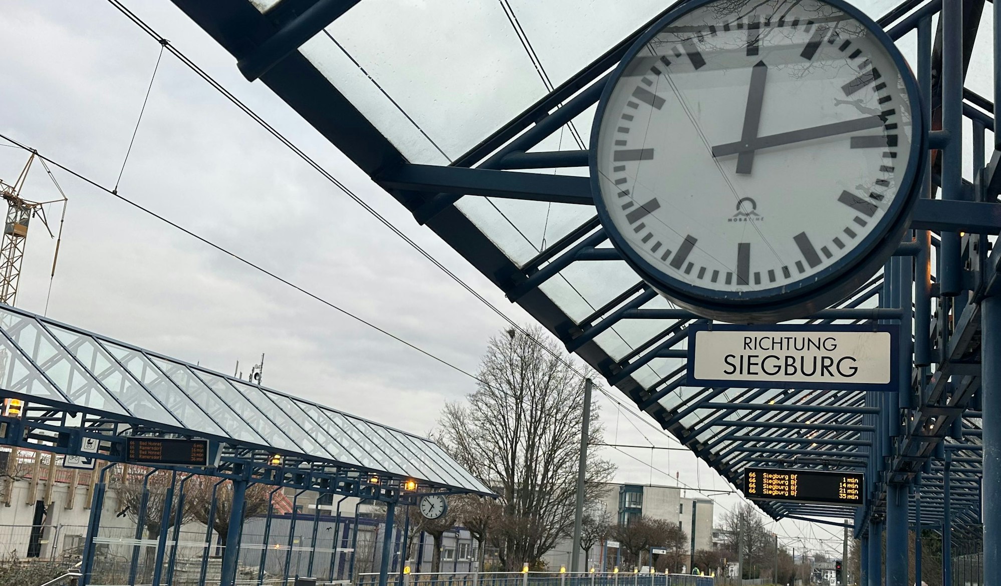 Die Zeit ist stehen geblieben. An der Haltestelle Sankt Augustin Kloster der Linie 66 ist es morgens um 11 Uhr an einem Bahnsteig 12:14 Uhr, am anderen 6:52 Uhr.