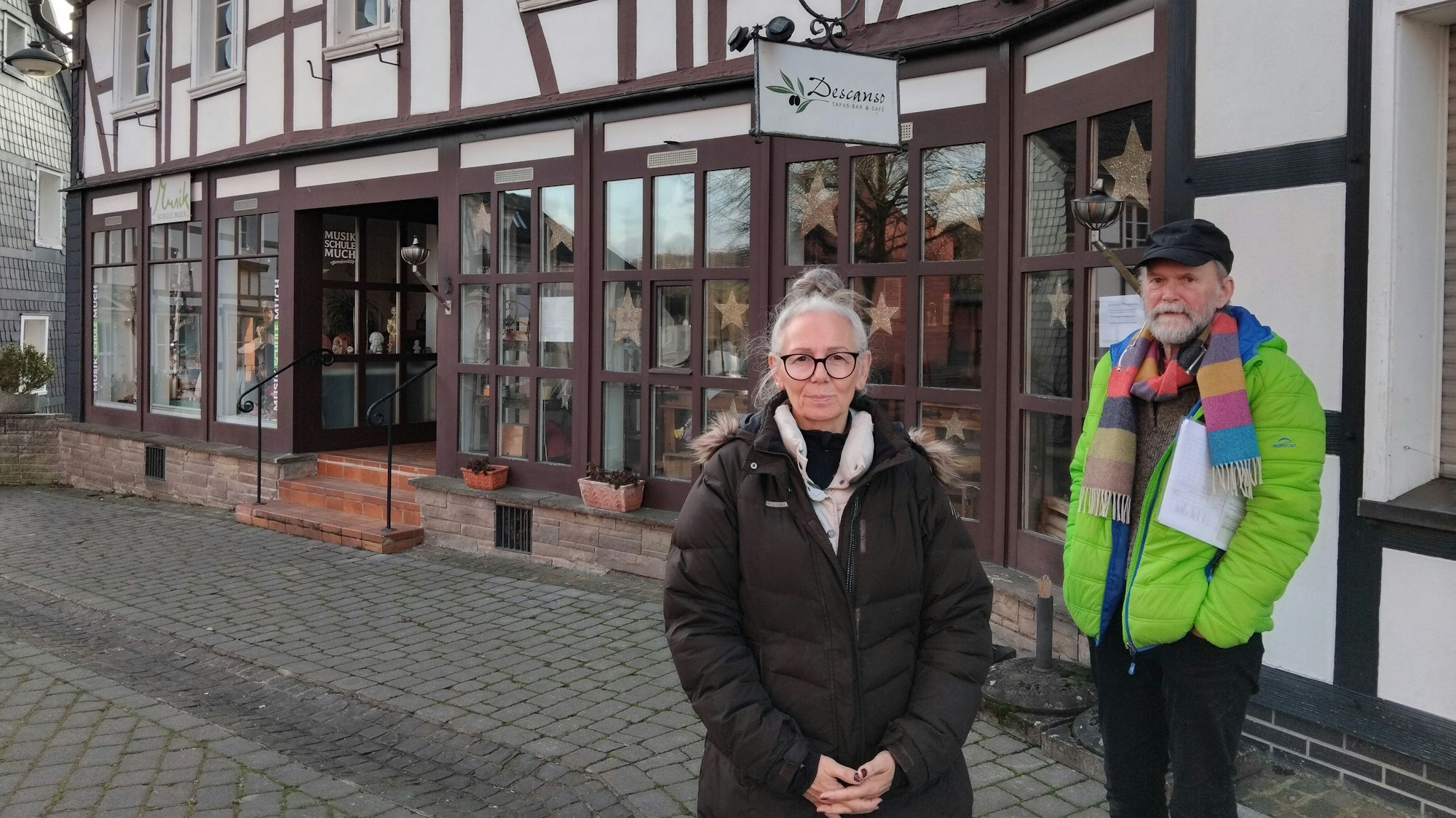 Gibt es eine Rettung für das Descanso? Wirtin Monika Weyer und Rolf Scheider vor dem Lokal auf dem Mucher Kirchplatz.