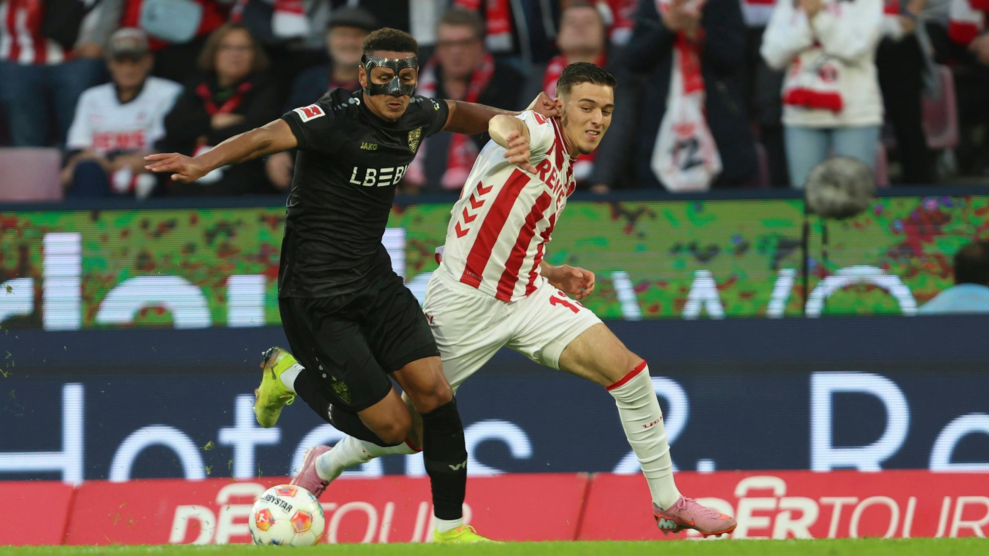 Duell beim Stuttgarter 2:1-Sieg im Hinspiel: Luca Jaquez (l) vom VfB und Said El Mala vom 1. FC Köln.
