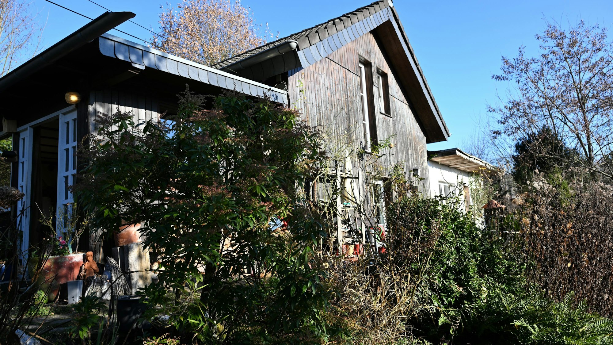 Das einstöckige Haus ist zum Teil mit Holz verkleidet.