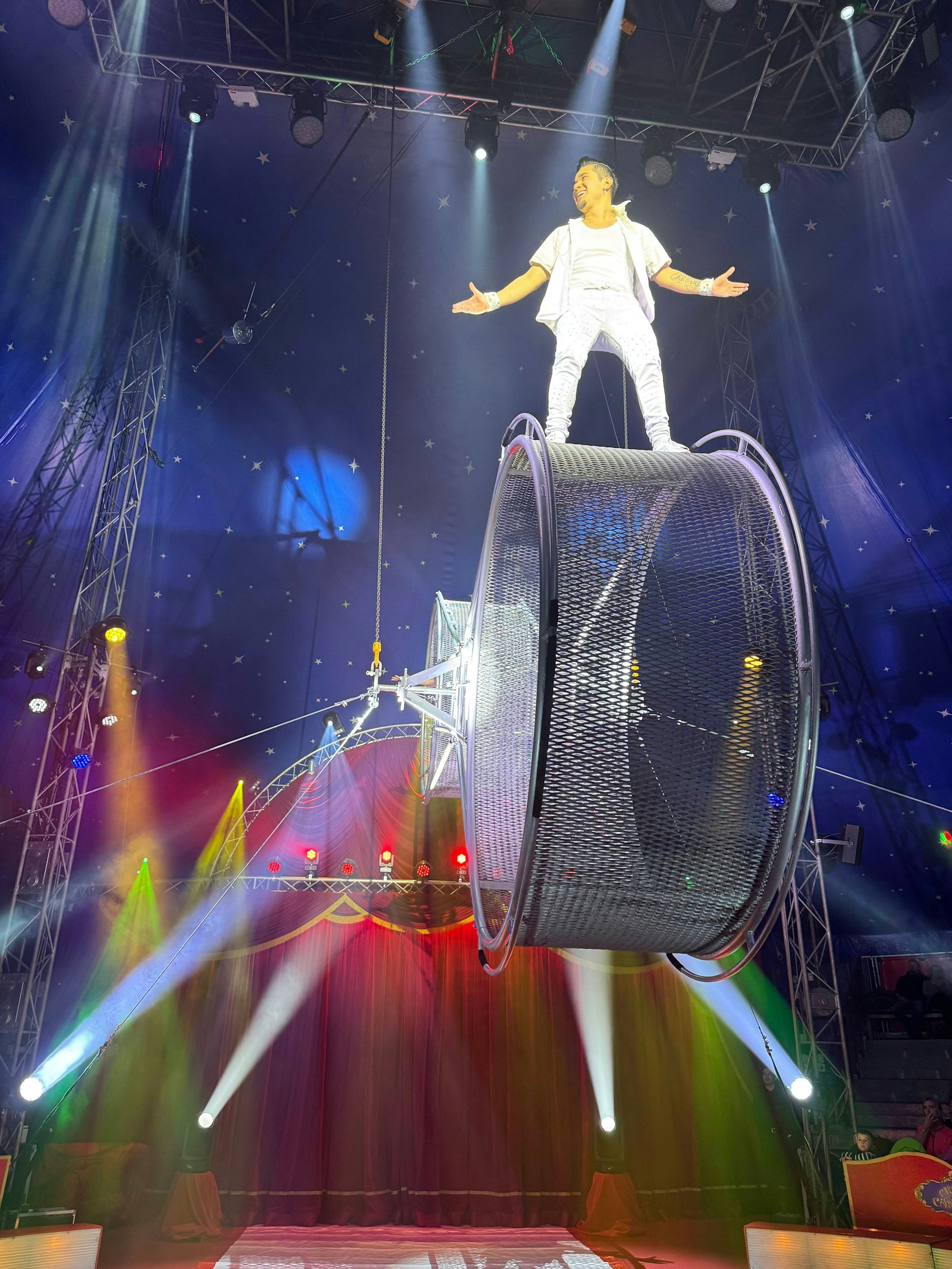 Das Foto zeigt einen Artisten beim Auftritt.