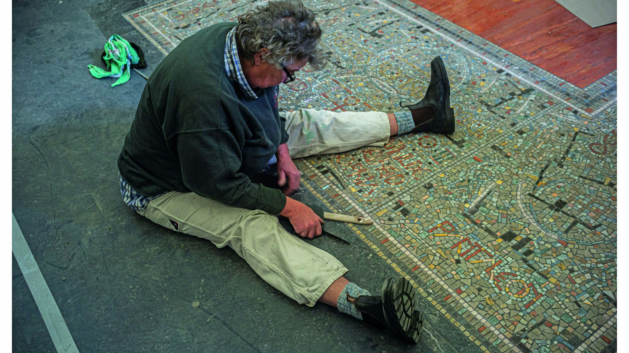 Die Arbeit am Theophanu-Mosaik von Maria Fernandes Ortiz geht voran. Die Mosaizistin führt noch kleine Korrekturen aus.