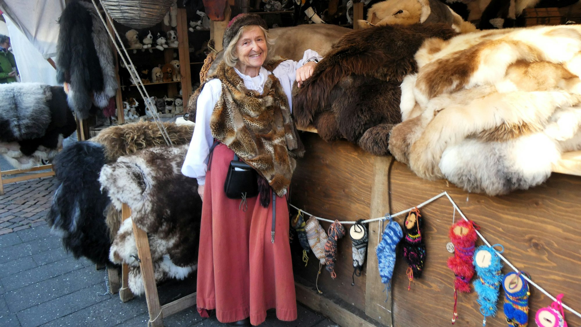 Josefine Stahlmann ist regelmäßig als „Fellerin Phine“ auf dem mittelalterlichen Weihnachtsmarkt in Siegburg.
