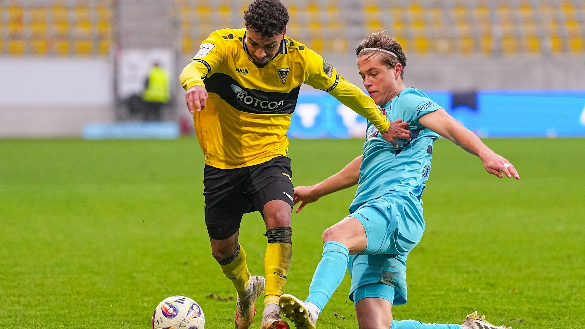 13.12.2025, xydrx, Fußball, 3.Liga, TSV Alemannia Aachen - FC Viktoria Köln, Saison 2025 2026, Tivoli: Mehdi Loune TSV Alemannia Aachen 11 im Zweikampf gegen Tim Kloss FC Viktoria Köln 18 DFB regulations prohibit any use of photographs as image sequences and or quasi-video. Photo: xYannisxDreimannxPressefotoKochx Nordrhein-Westfahlen Deutschland *** 13 12 2025, xydrx, Football, 3 Liga, TSV Alemannia Aachen FC Viktoria Köln, Saison 2025 2026, Tivoli Mehdi Loune TSV Alemannia Aachen 11 in duel against Tim Kloss FC Viktoria Köln 18 DFB regulations prohibit any use of photographs as image sequences and or quasi video Photo xYannisxDreimannxPressefotoKochx Nordrhein Westfahlen Germany