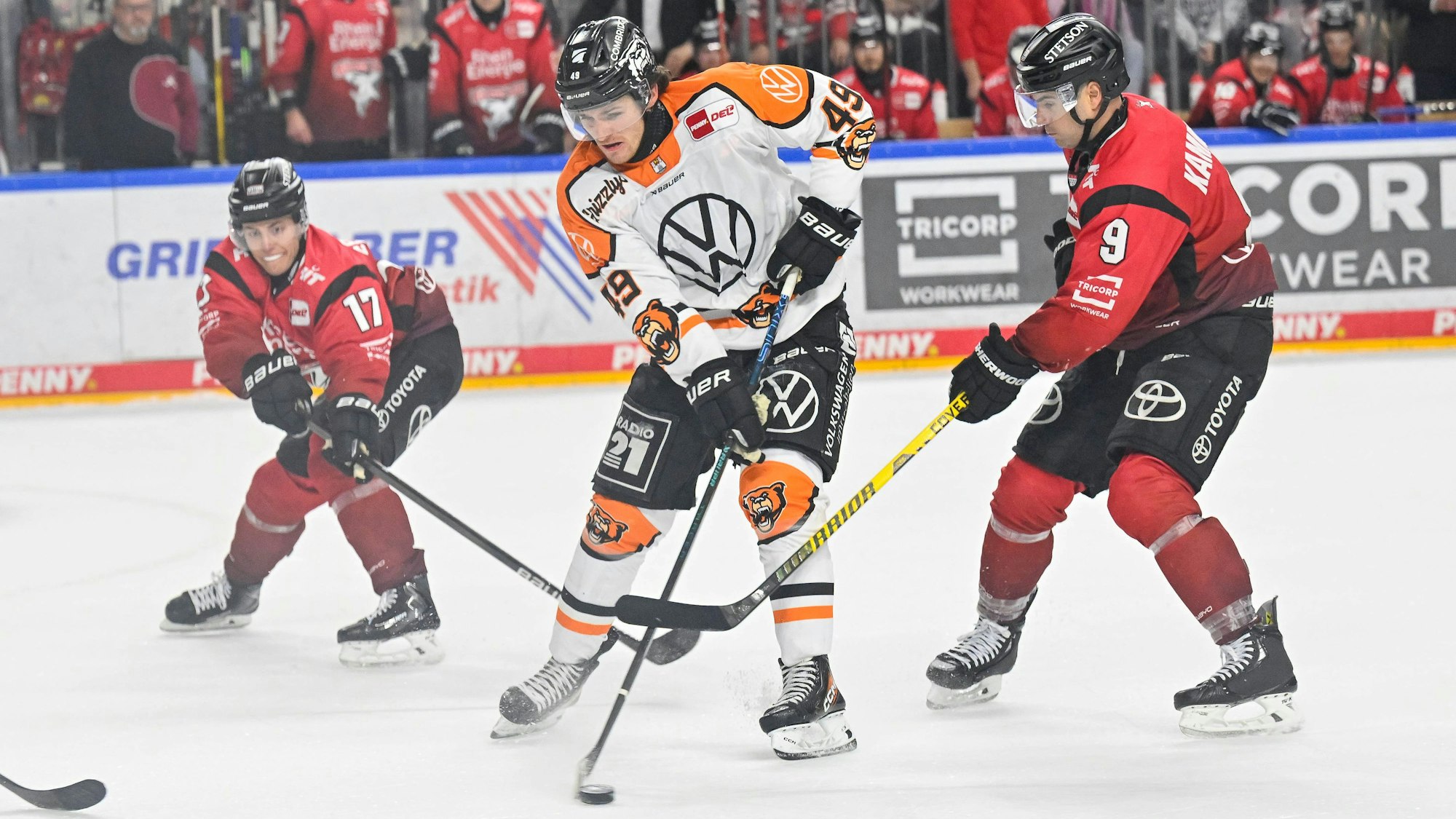 Jan Luca Sennhenn (l.) und Maximilian Kammerer (r.) stoppen Wolfsburgs Bobby Lynch.