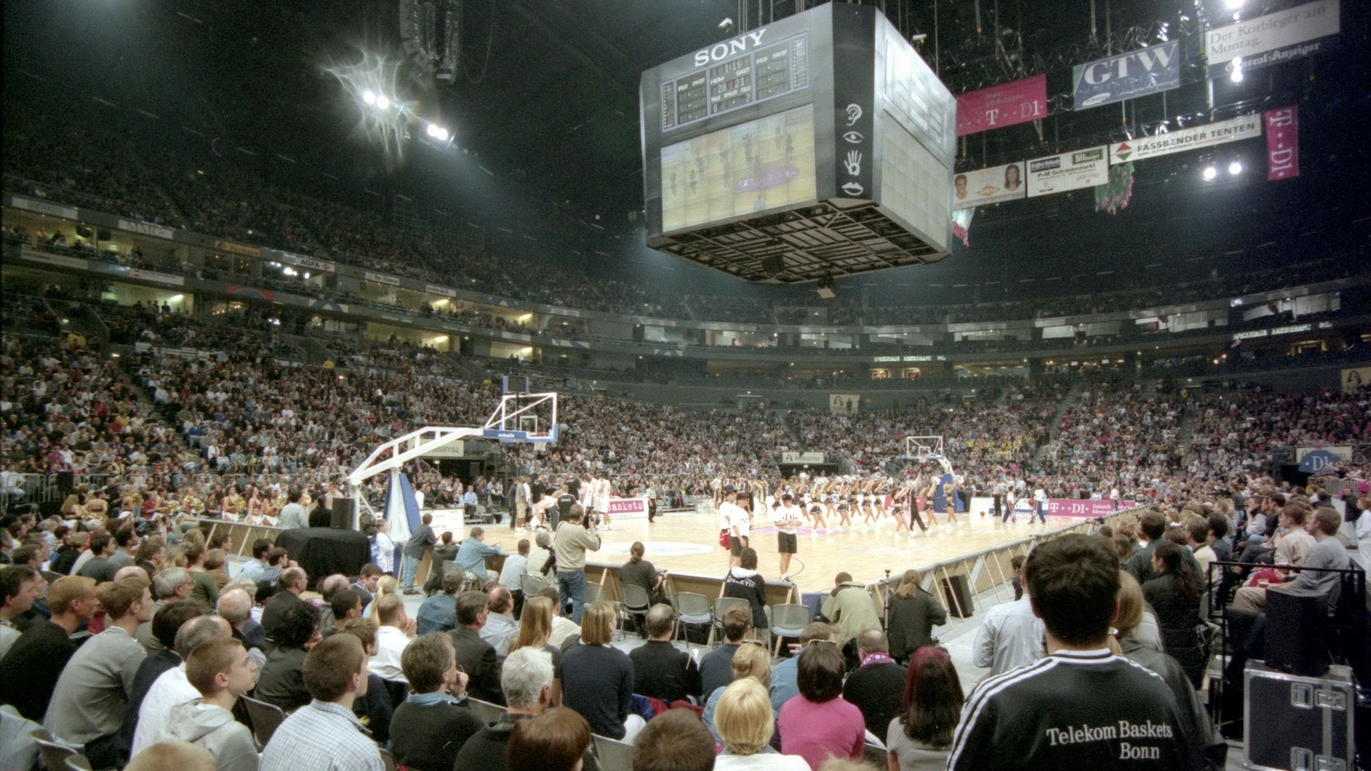 18.506 Zuschauer sahen am 7. April 2000 das Spiel der Baskets gegen ALBA Berlin in der Köln-Arena – damals ein Europarekord.Baskets vs Berlin in der Köln-Arena vor 18 500 Zuschauern