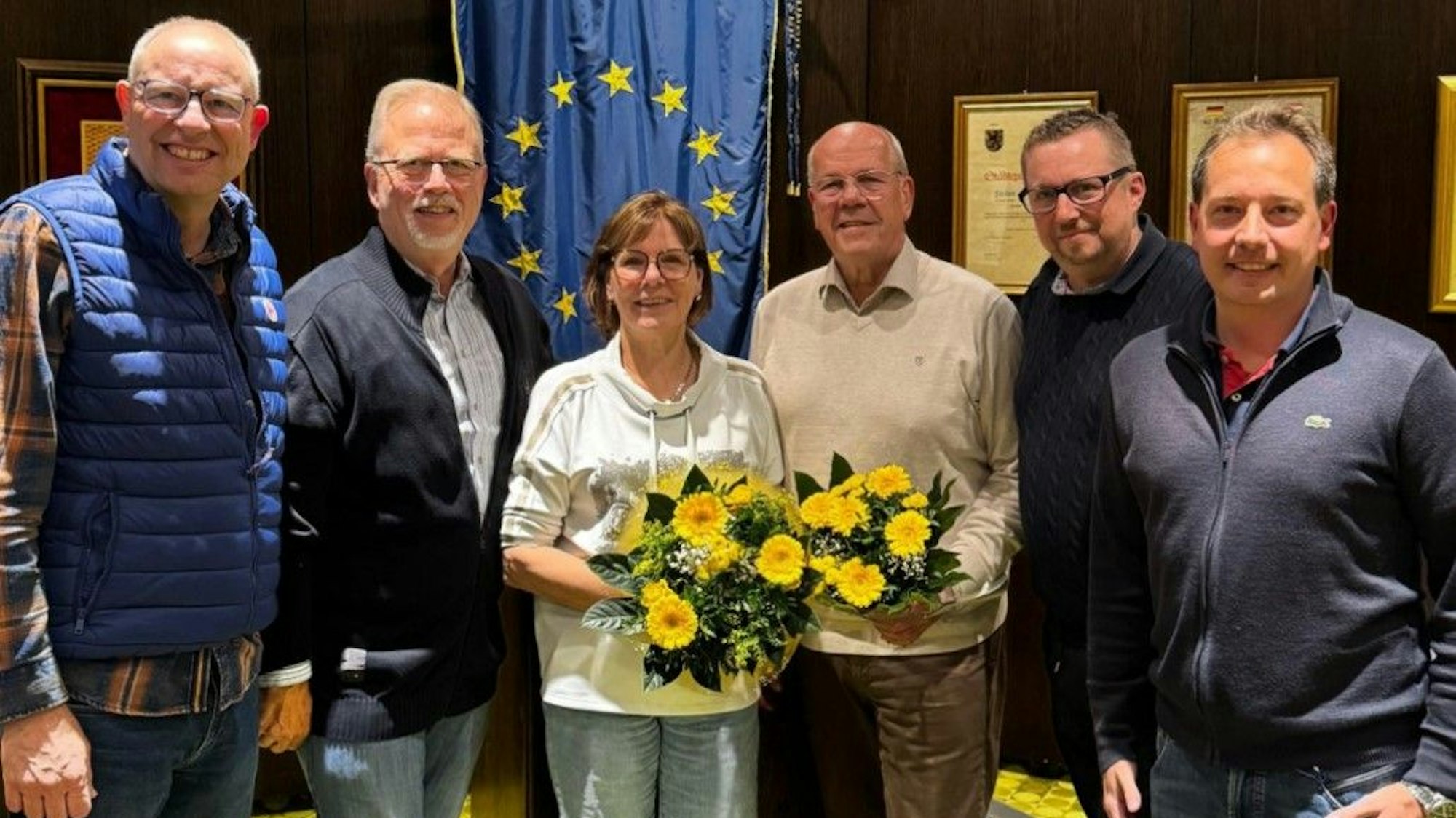 Auf dem Bild ist eine Gruppe CDU-Politiker im Ratssaal zu sehen.