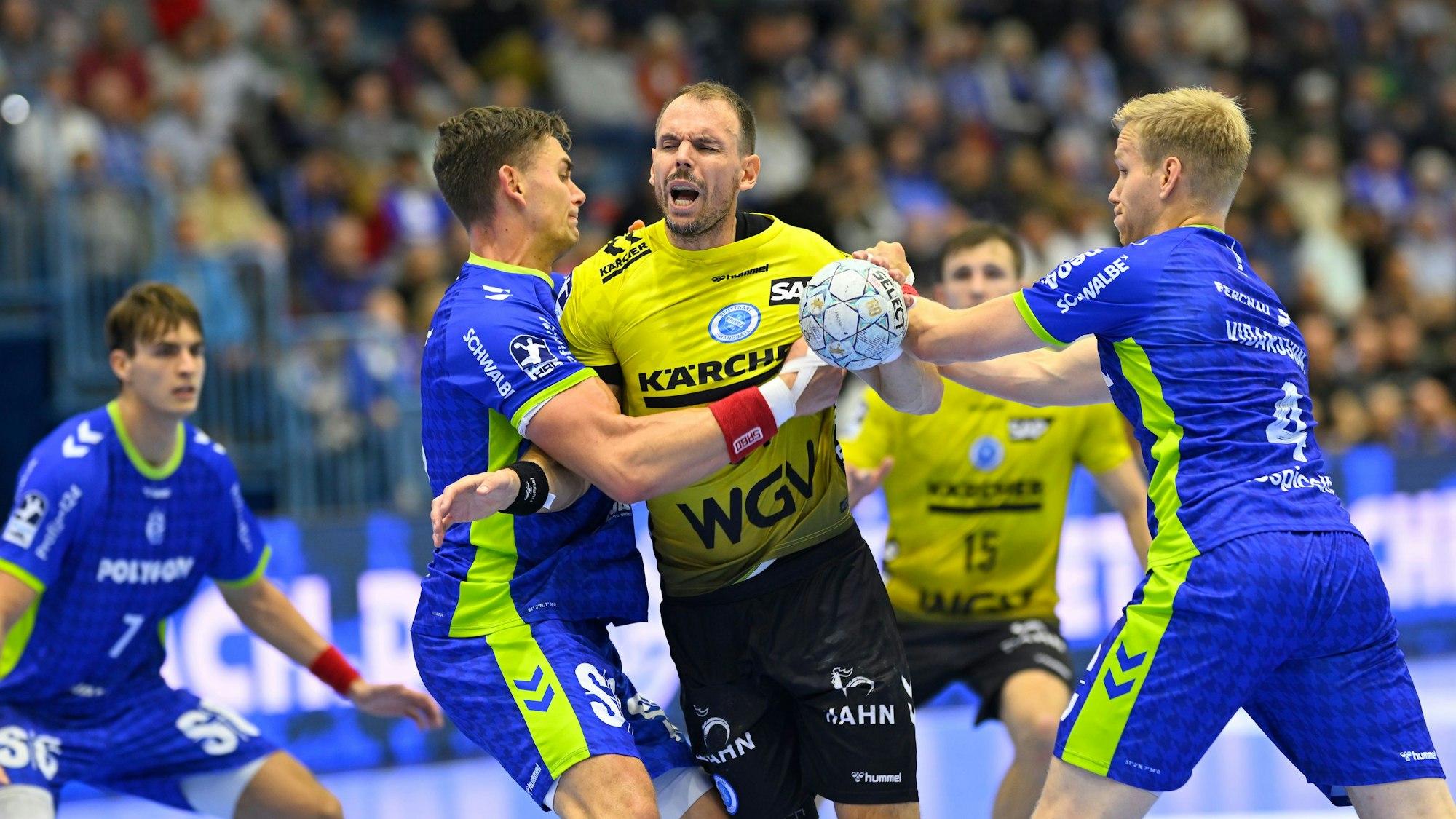 Die Abwehr des VfL Gummersbach arbeitet gegen den starken Kai Häfner im Hinspiel.