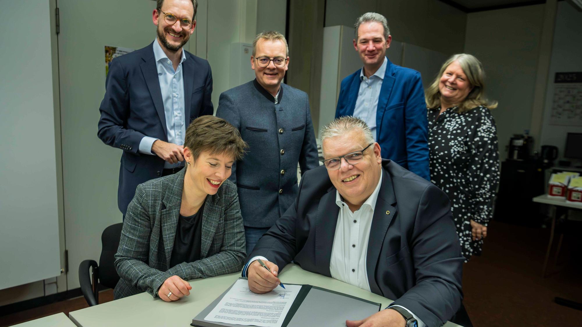 Das Bild zeigt die Vertreter von SPD und CDU bei der Unterschrift der Koalitionsvereinbarung.