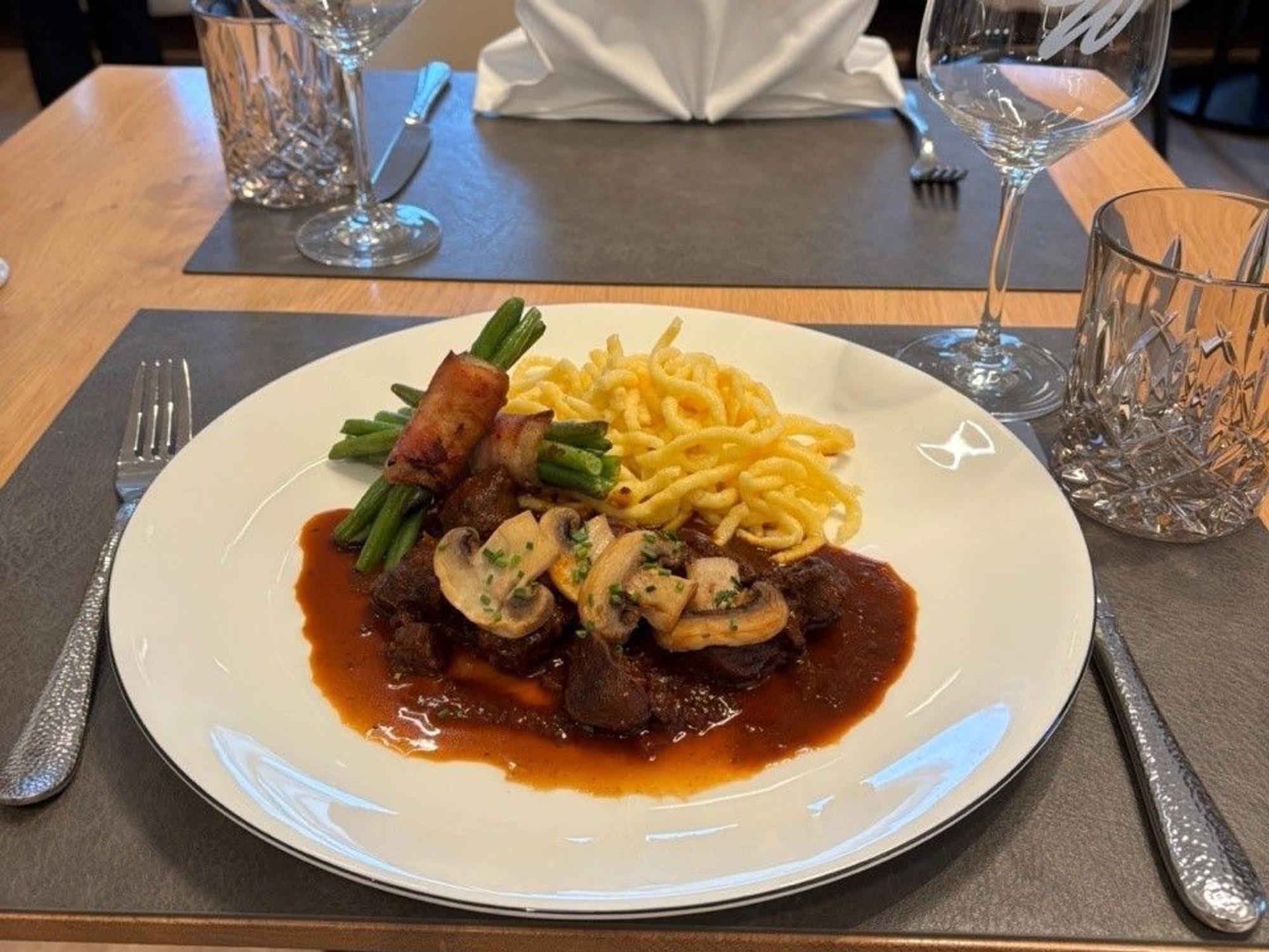 Hauptgang: Rehgulasch mit Spätzle und Speckbohnenbündchen
