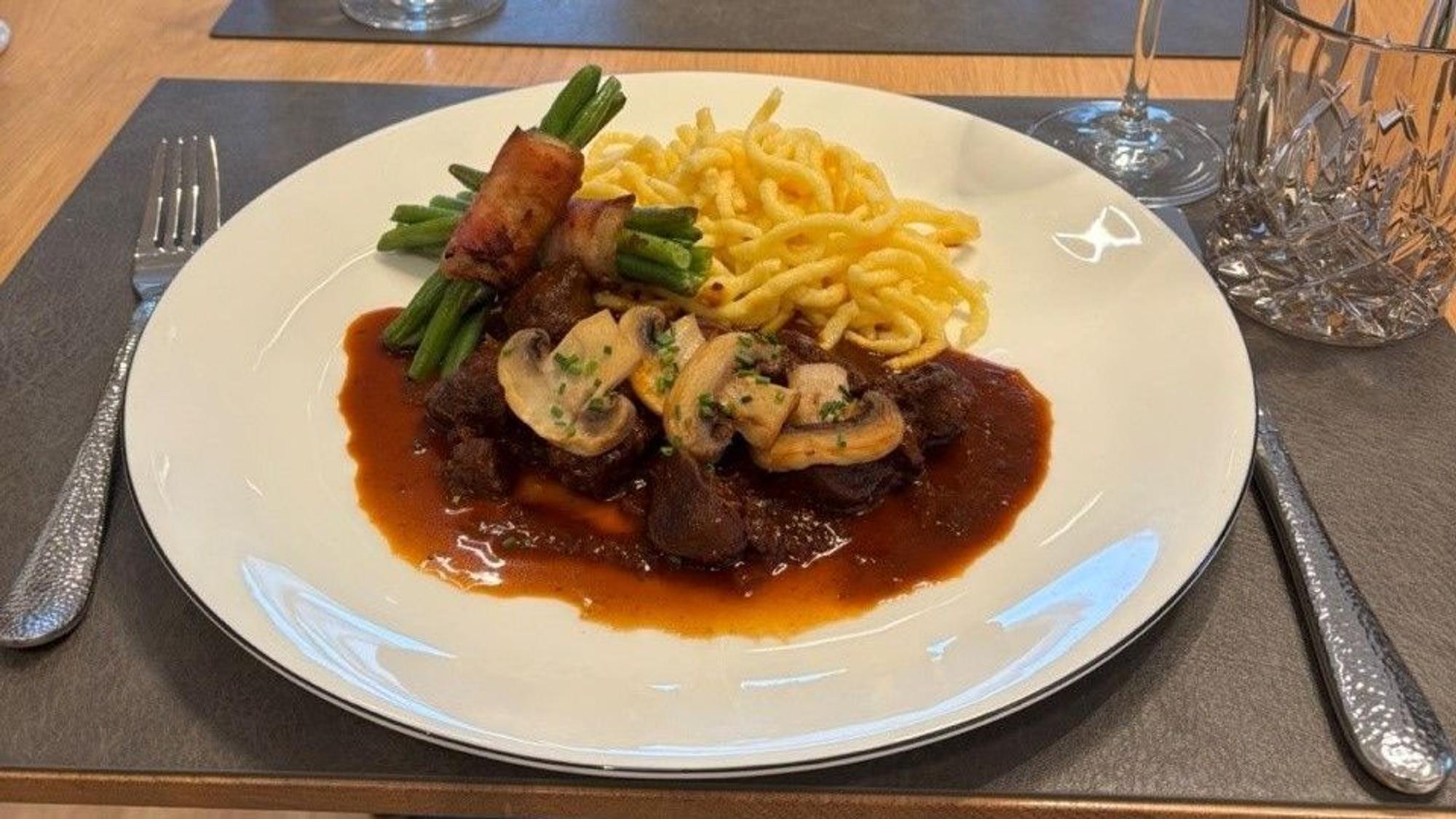 Hauptgang: Rehgulasch mit Spätzle und Speckbohnenbündchen