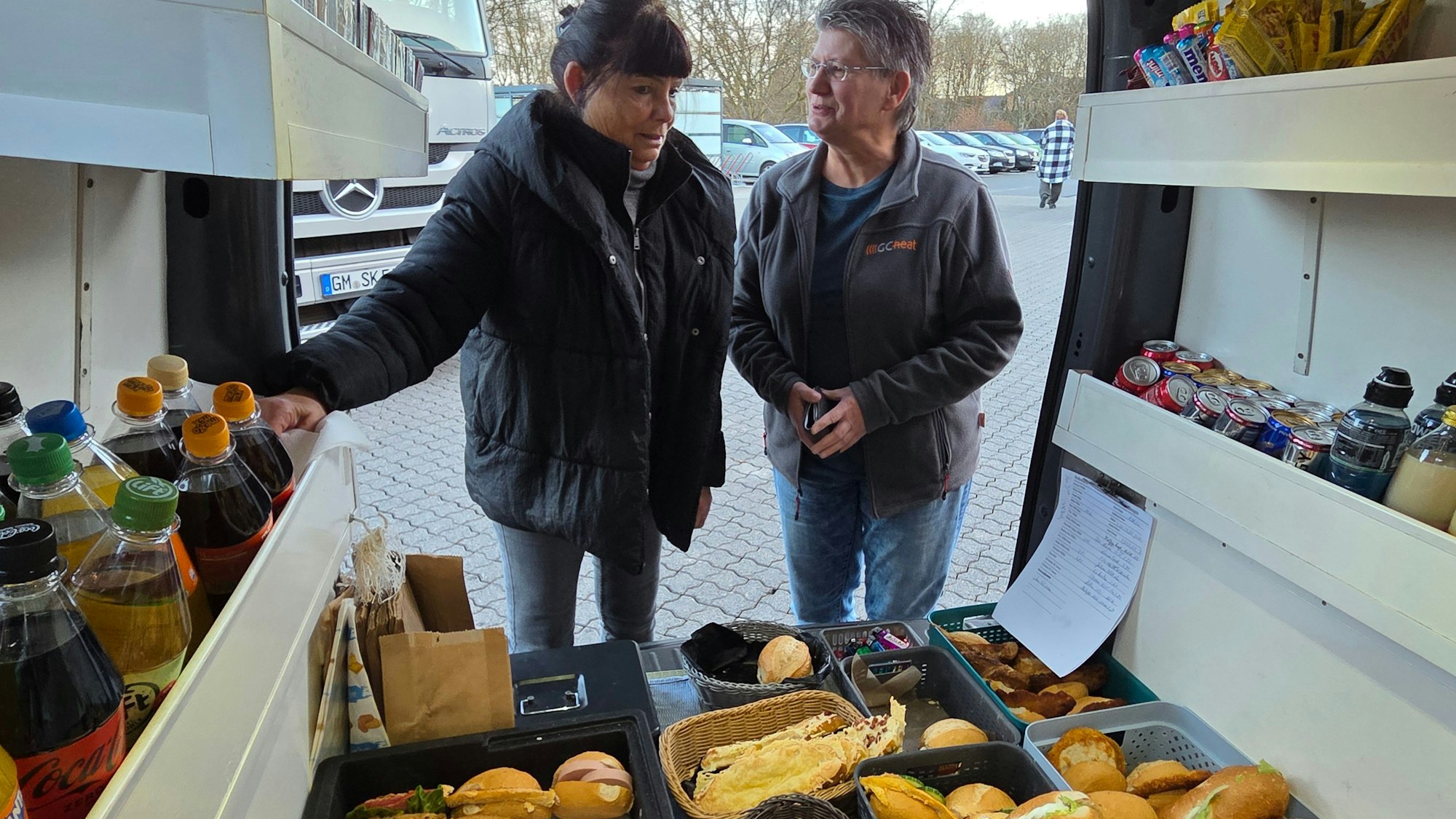 Vertraute Gespräche an der offenen Caddy-Klappe sind für Brötchenlieferantin Uta Wirths (links) und Kundin Claudia Lange immer eine schöne Abwechslung auf dem Gelände von GC-heat in Waldbröl.