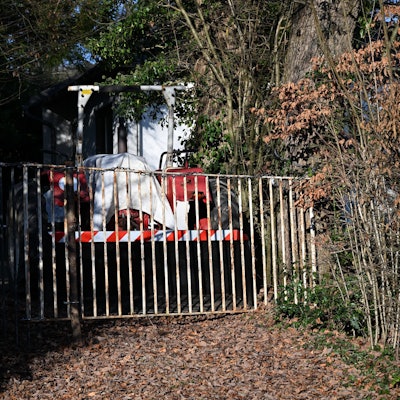 Man sieht die Barrikade mit einem Gitter.