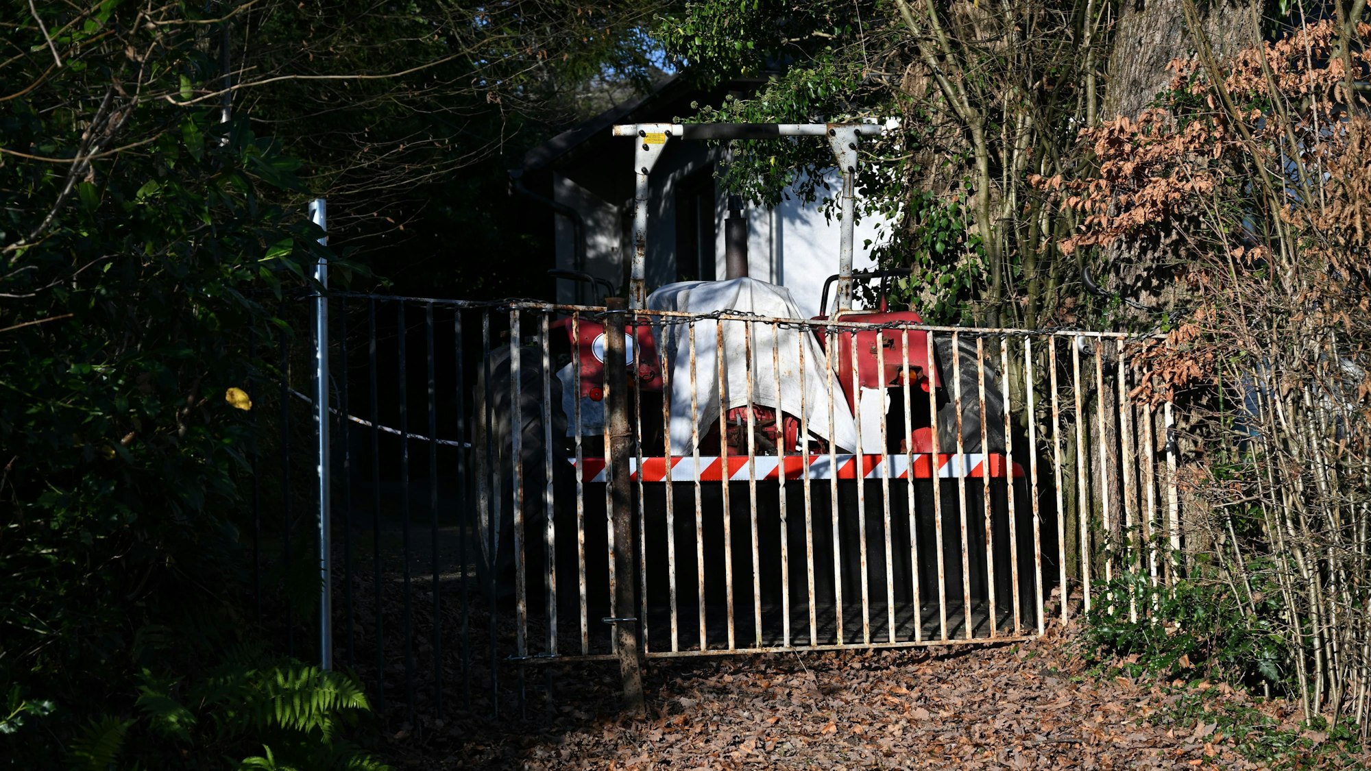 Man sieht die Barrikade mit einem Gitter.