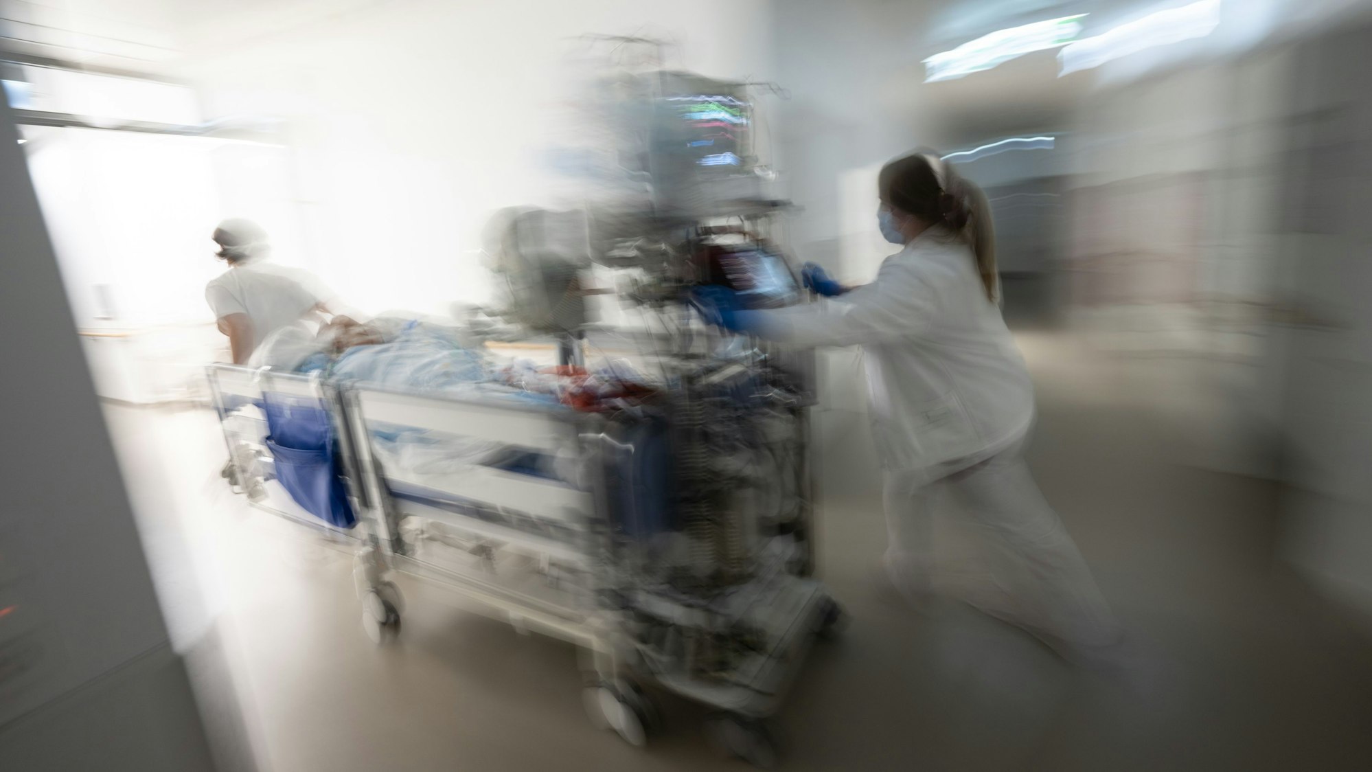 Die 76-jährige Schwerverletzte liegt laut ihrem Bruder und Betreuer auf der Intensivstation.