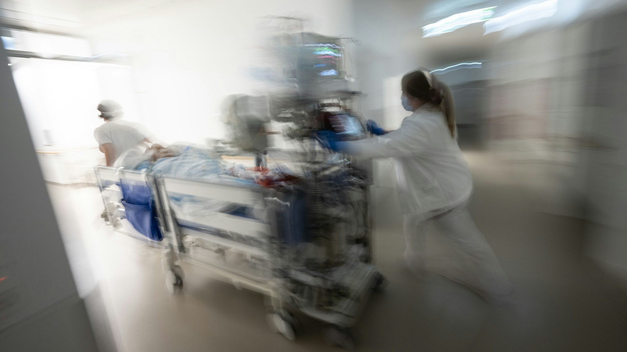 Die 76-jährige Schwerverletzte liegt laut ihrem Bruder und Betreuer auf der Intensivstation.