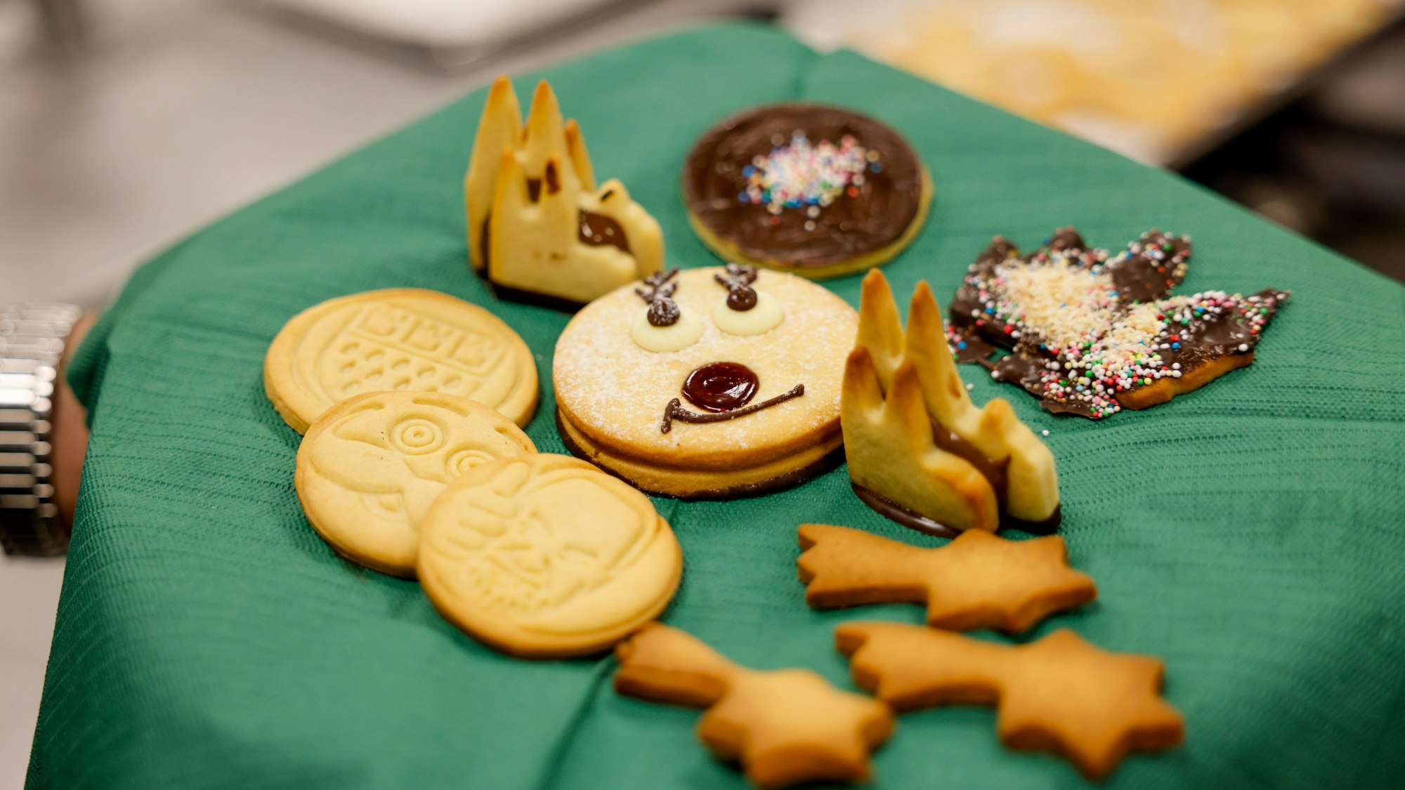 Das Sortiment der Mülheimer Weihnachtsbäckerei mit 3D-Dom, Rudolf-Plätzchen sowie Henning- und Marcell-Keksen.
