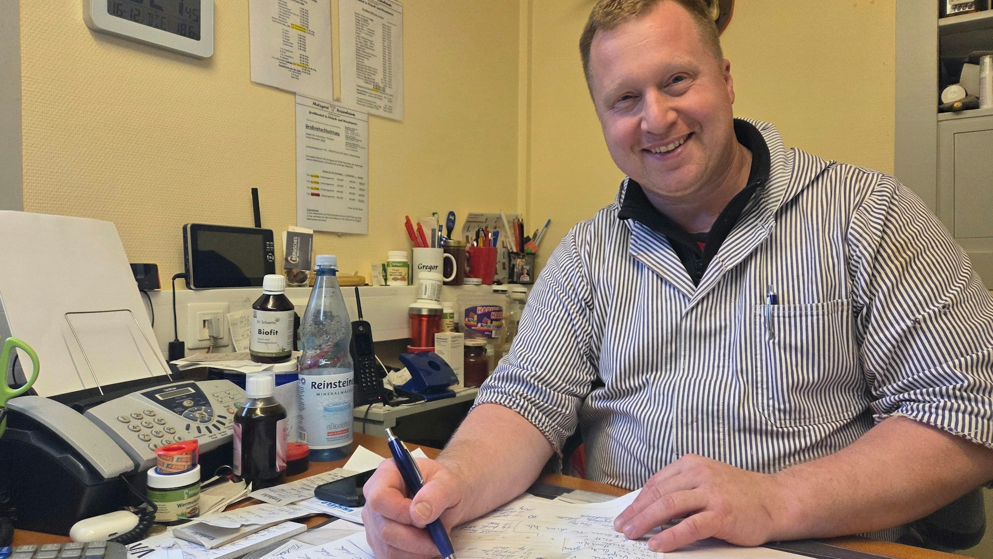 Der Metzgermeister Gregor Rosenbaum aus Denklingen, Gemeinde Reichshof, legt auf Regionalität großen Wert. So beliefert er in Waldbröl etwa auch Uta Wirths und ihr Brötchenmobil.