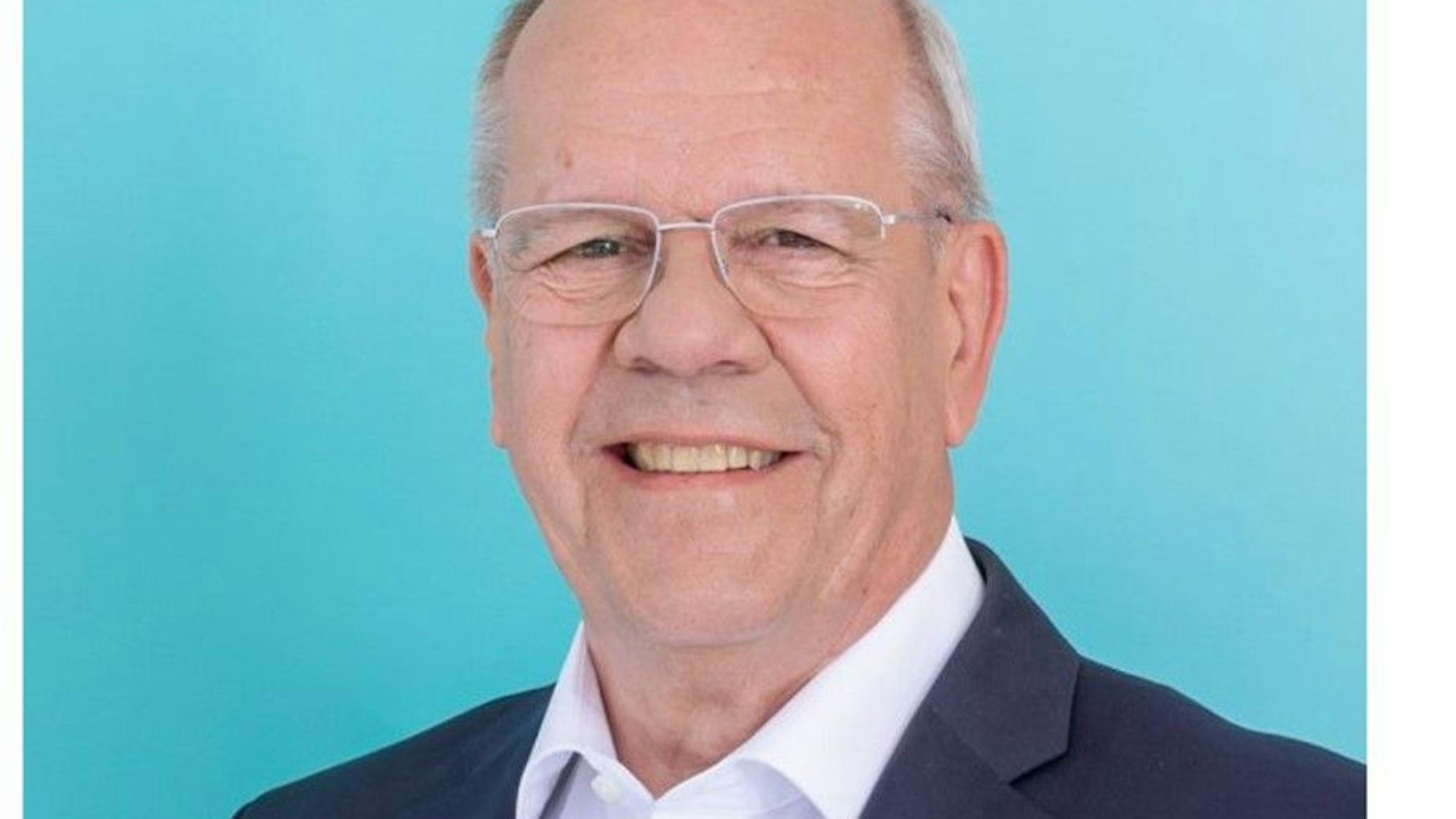 Auf dem Bild ist das Portrait eines Mannes zu sehen.