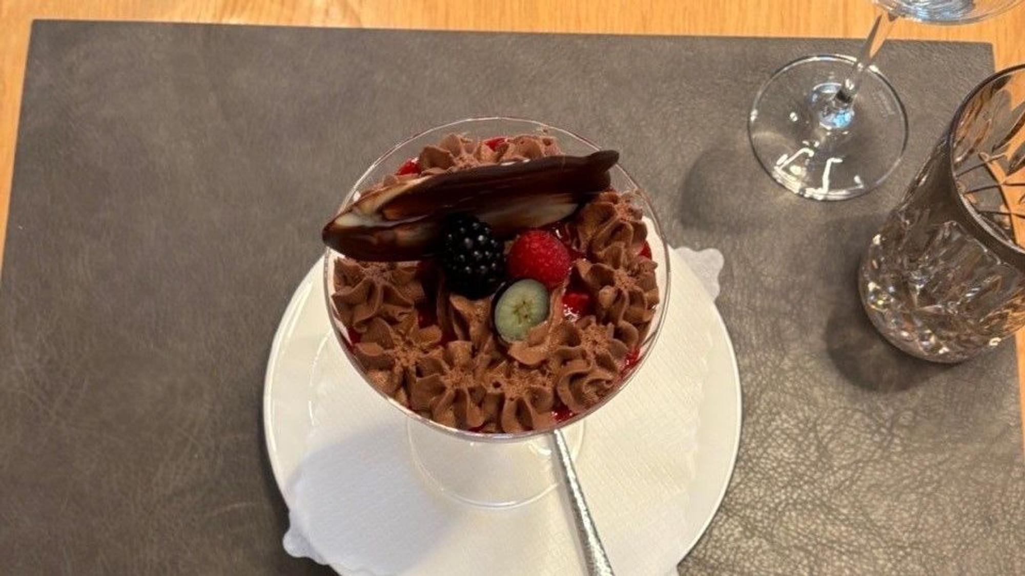 Die Schokoladenmousse rundet das Drei-Gänge-Menü ab.