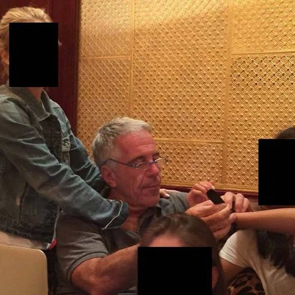 Ein von den US-Demokraten veröffentlichtes Foto aus dem Nachlass von Jeffrey Epstein zeigt den Sexualstraftäter mit mehreren Frauen.