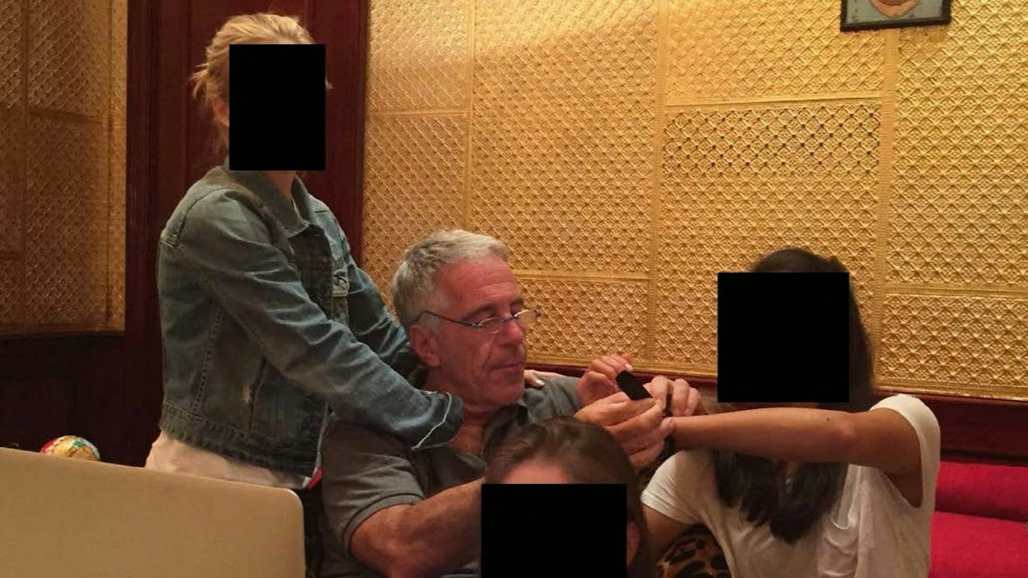 Ein von den US-Demokraten veröffentlichtes Foto aus dem Nachlass von Jeffrey Epstein zeigt den Sexualstraftäter mit mehreren Frauen.