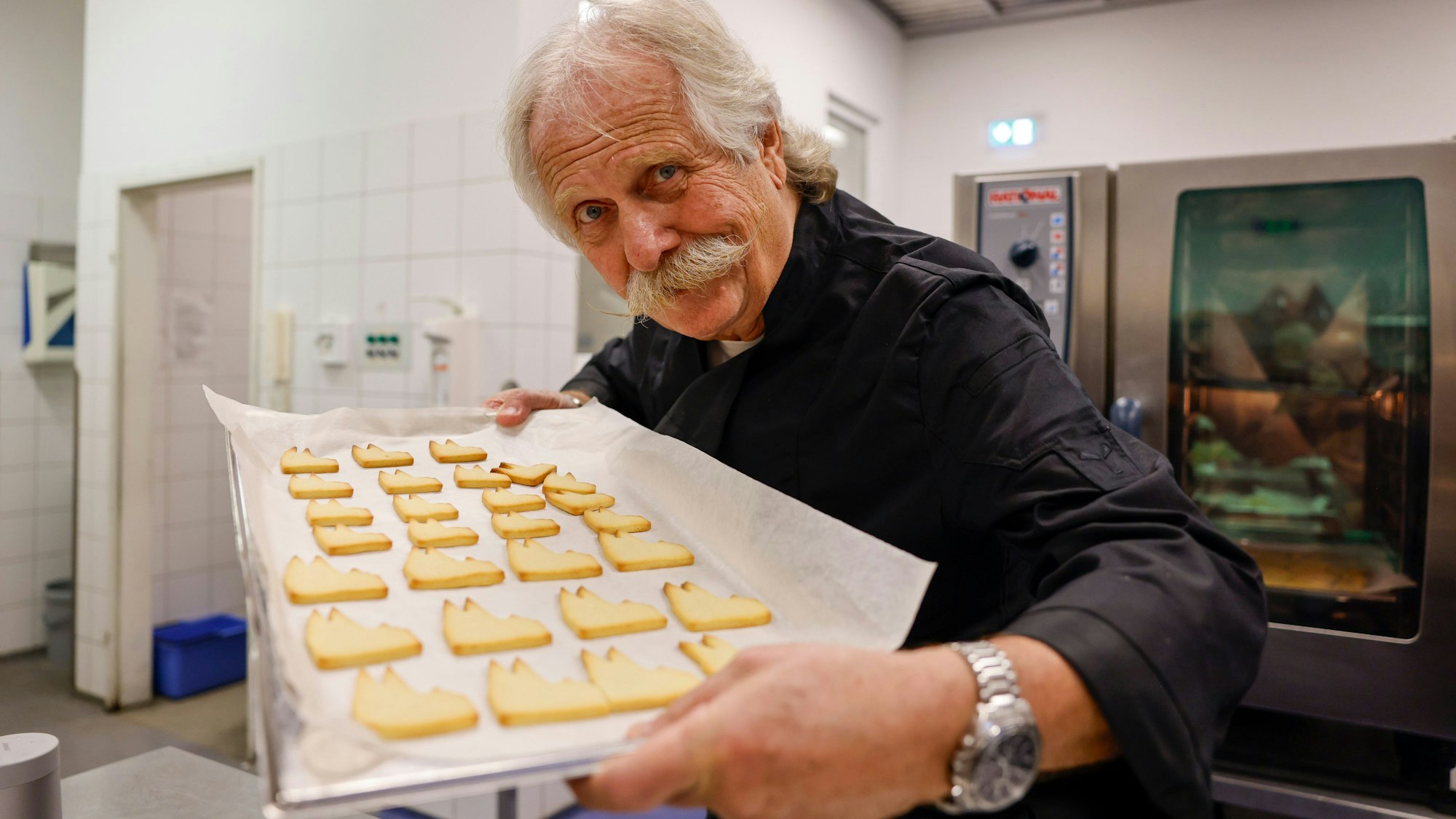 Henning Krautmacher holt das erste Blech aus dem Ofen.