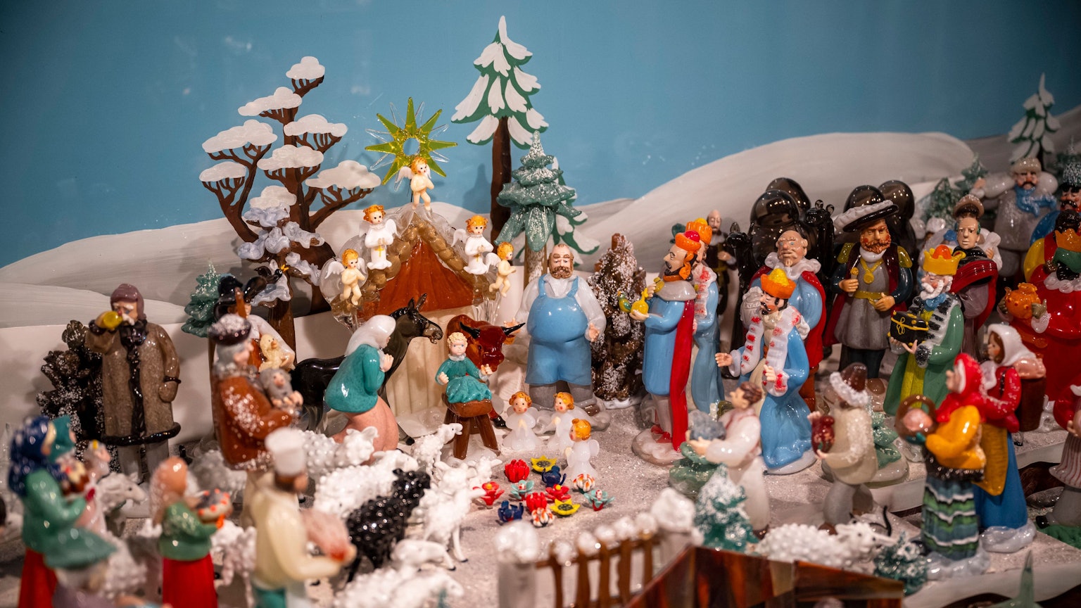 Bamberg: In einem Schaukasten ist eine Krippe mit Glasfiguren, die die biblische Weihnachtsgeschichte darstellen, ausgestellt.