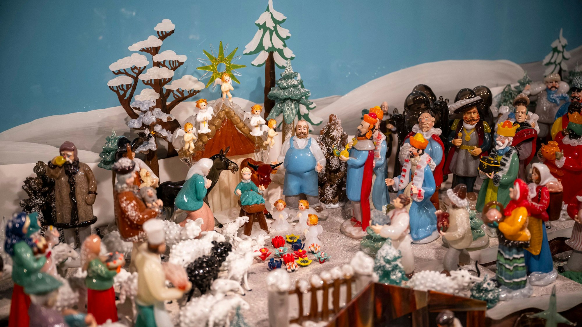 Bamberg: In einem Schaukasten ist eine Krippe mit Glasfiguren, die die biblische Weihnachtsgeschichte darstellen, ausgestellt.